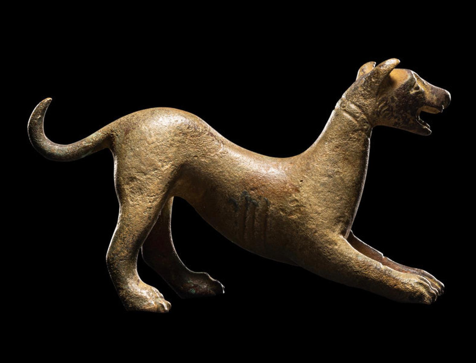 ANCIENT ROMAN BRONZE SCULPTURE FIGURE OF A ROMPING DOG - Sculpture by Unknown
