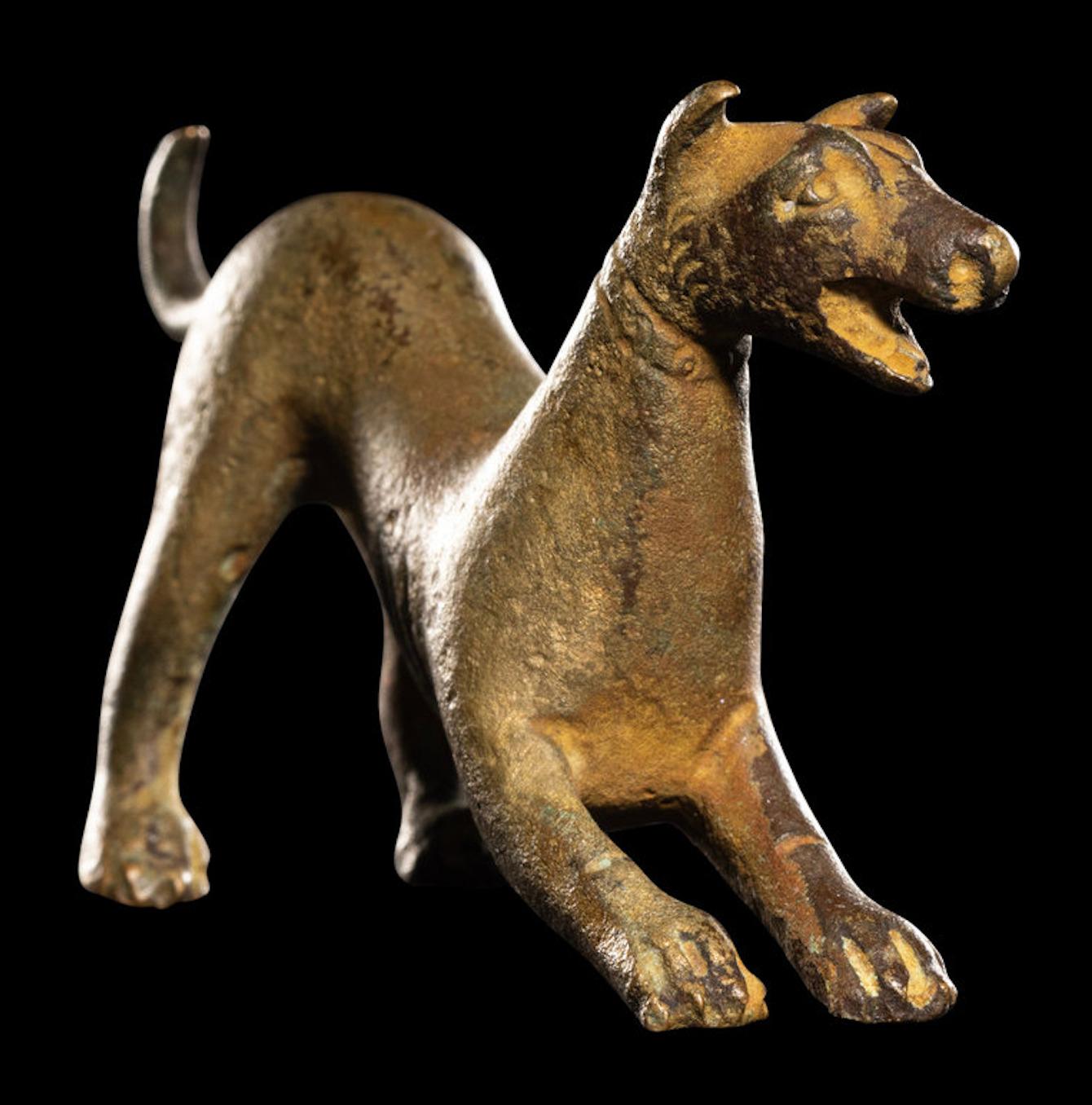 ANCIENT ROMAN BRONZE SculPTURE FIGURE OF A ROMPING DOG (Gold), Figurative Sculpture, von Unknown