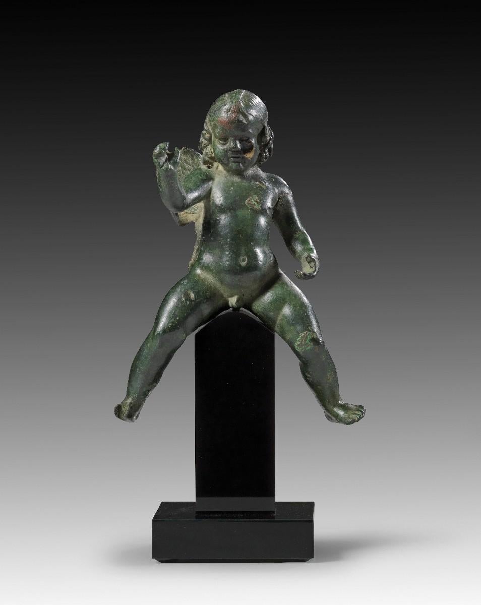 ANTIKE RÖMISCHE BRONZEFIGUR DES GEFLÜGELTEN EROS, DER AUF EINEM DELPHIN REITET, 2. JAHRHUNDERT N. CHR.