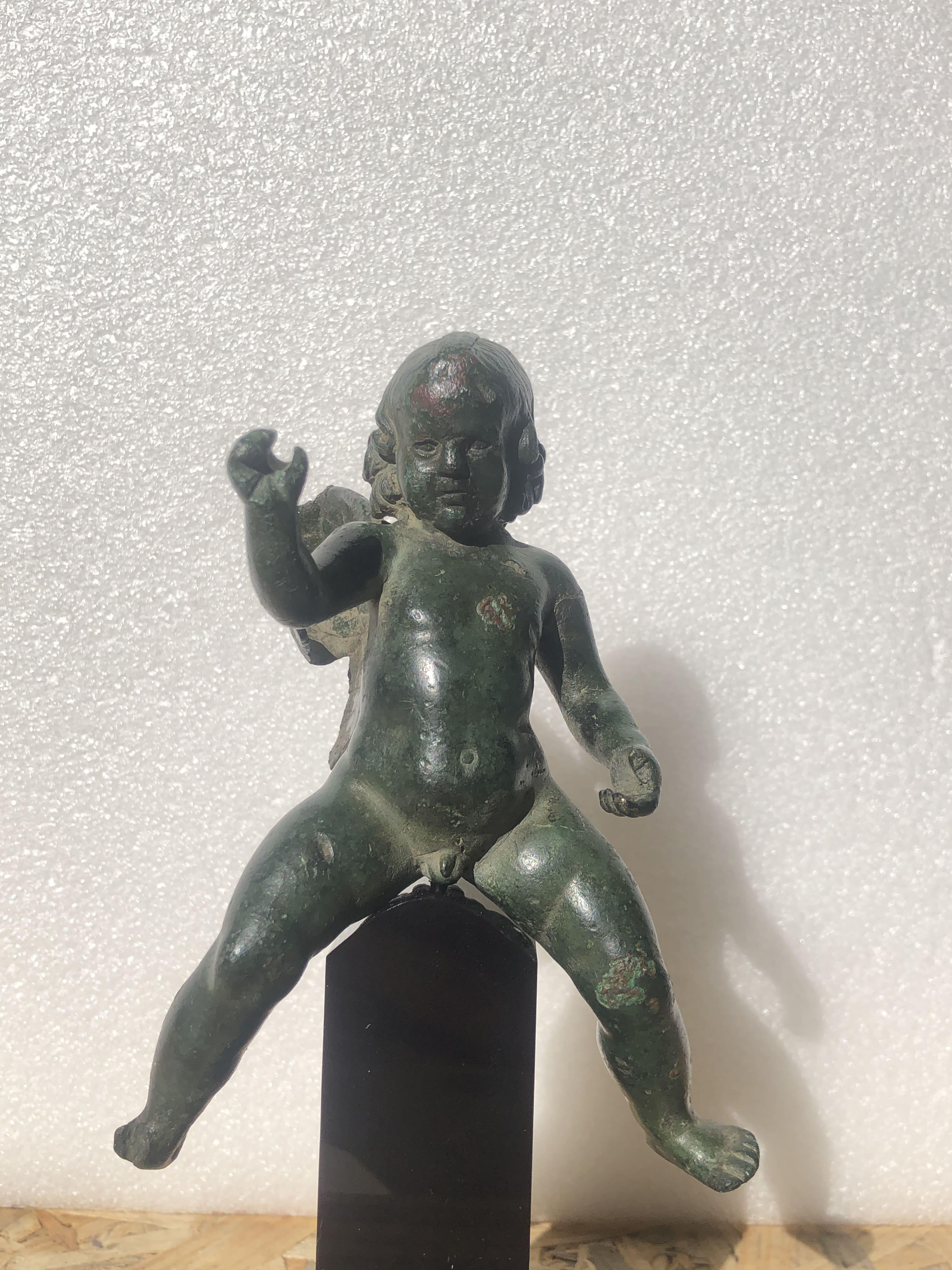 ANTIKE RÖMISCHE BRONZEFIGUR DES GEFLÜGELTEN EROS, DER AUF EINEM DELPHIN REITET, 2. JAHRHUNDERT N. CHR. (Gold), Figurative Sculpture, von Unknown