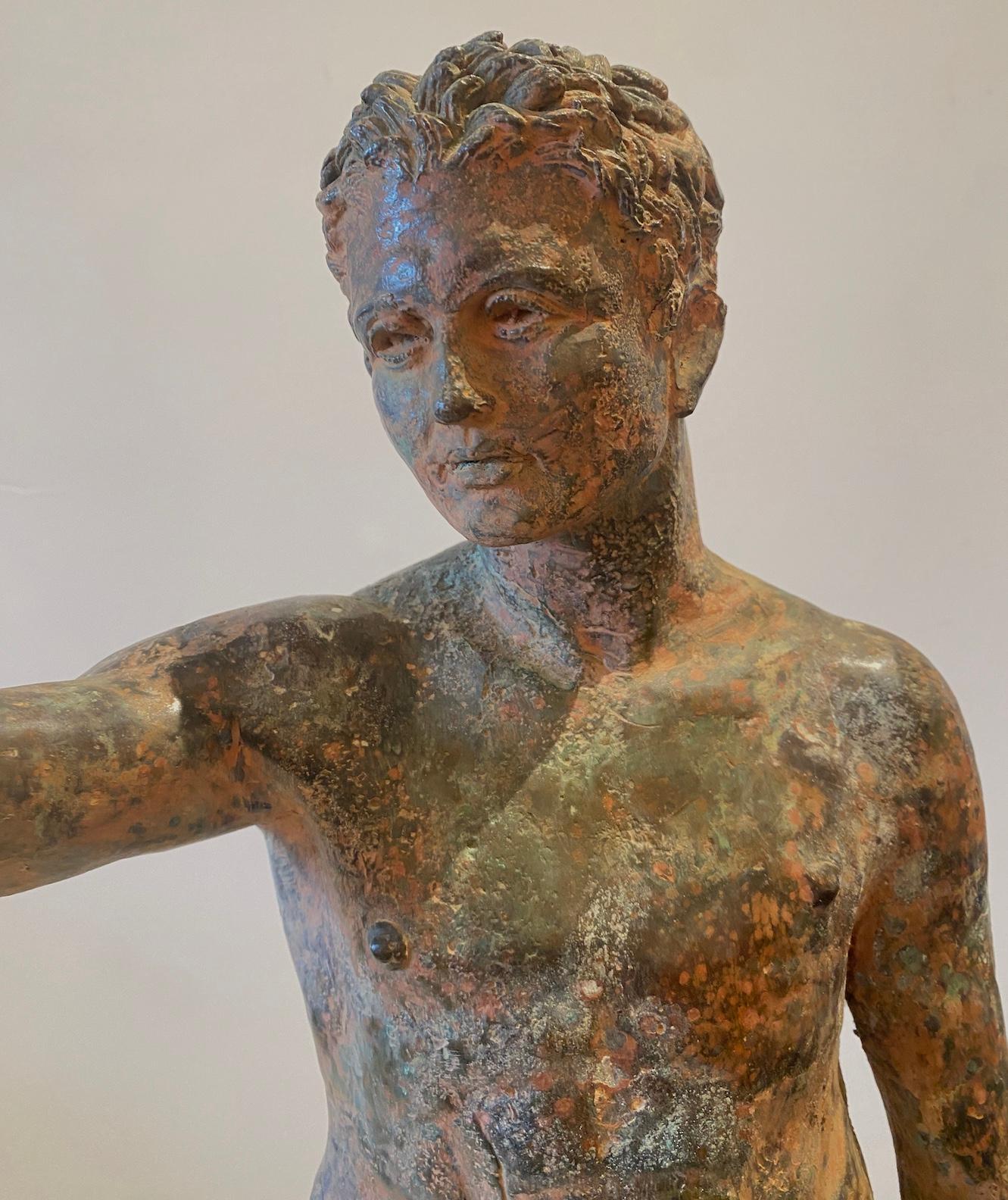 Römische Bronzestatue der Jugend (Gold), Figurative Sculpture, von Unknown