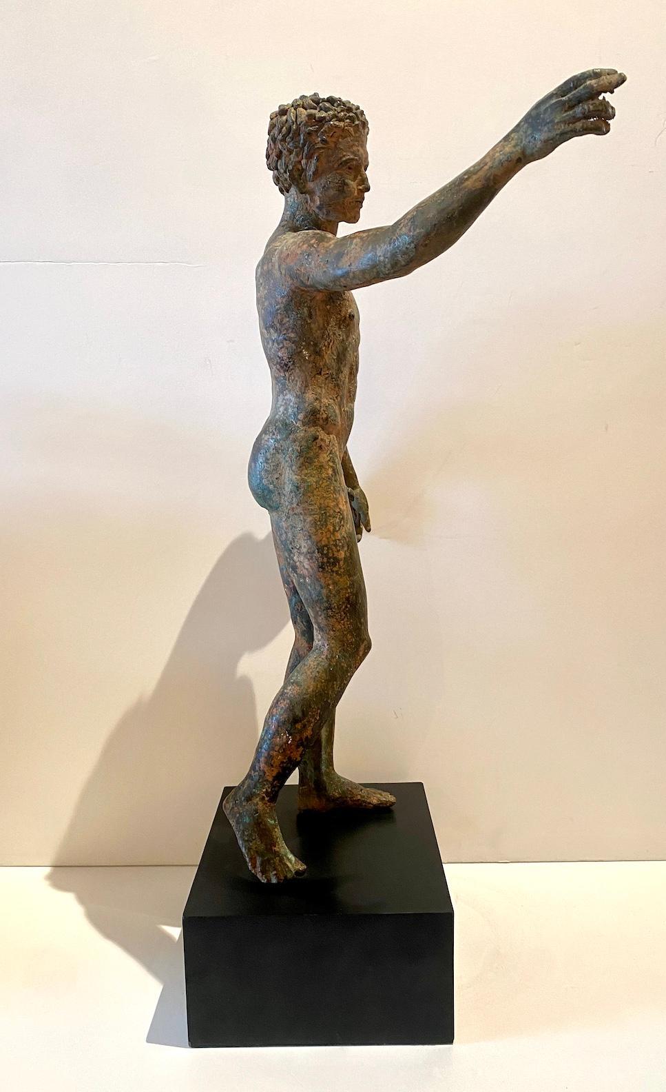 Römische Grand Tour Bronzefigur eines Jugendlichen. Wunderbare Patina. Maße: Statue ist 23 