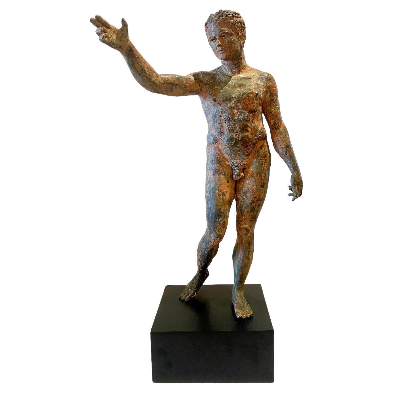 Unknown Figurative Sculpture – Römische Bronzestatue der Jugend