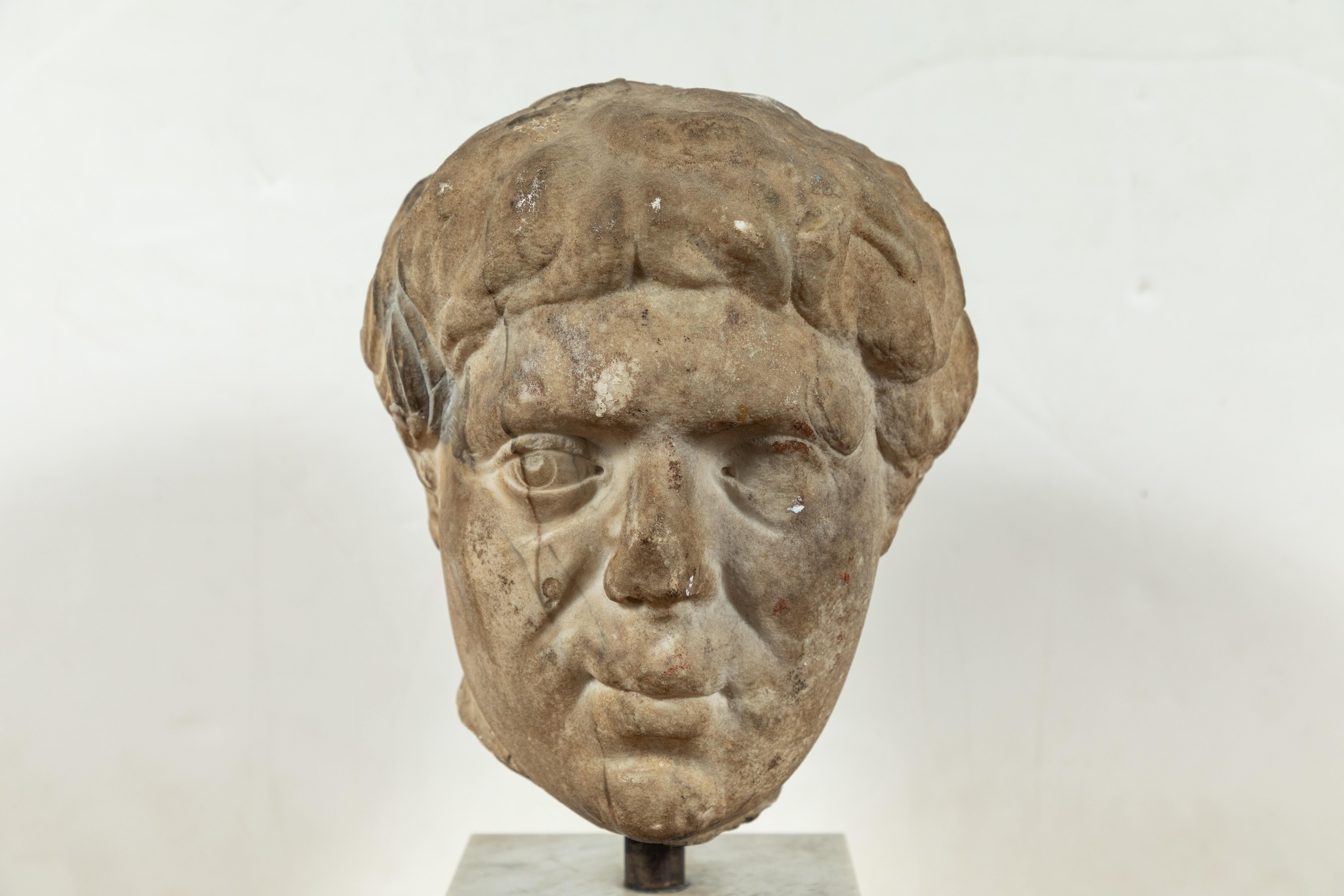 römische Empire-Marmorbüste – Sculpture von Unknown