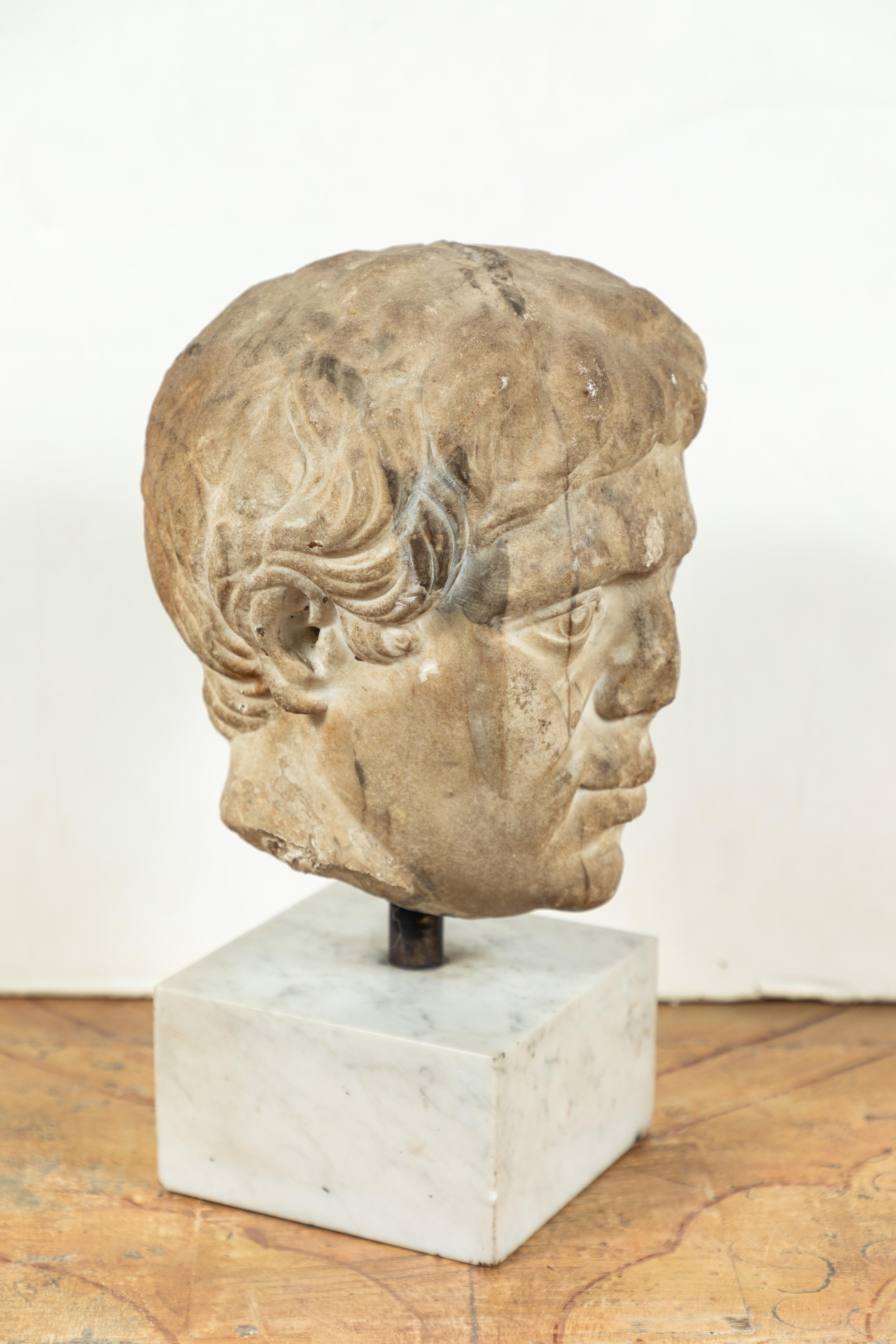 Selten, Spätes Römisches Reich (3. bis 5. Jh. C.E.), massive Marmorbüste eines jungen Mannes. Schöne Patina. Montiert auf einem späteren Sockel aus Carrara-Marmor.