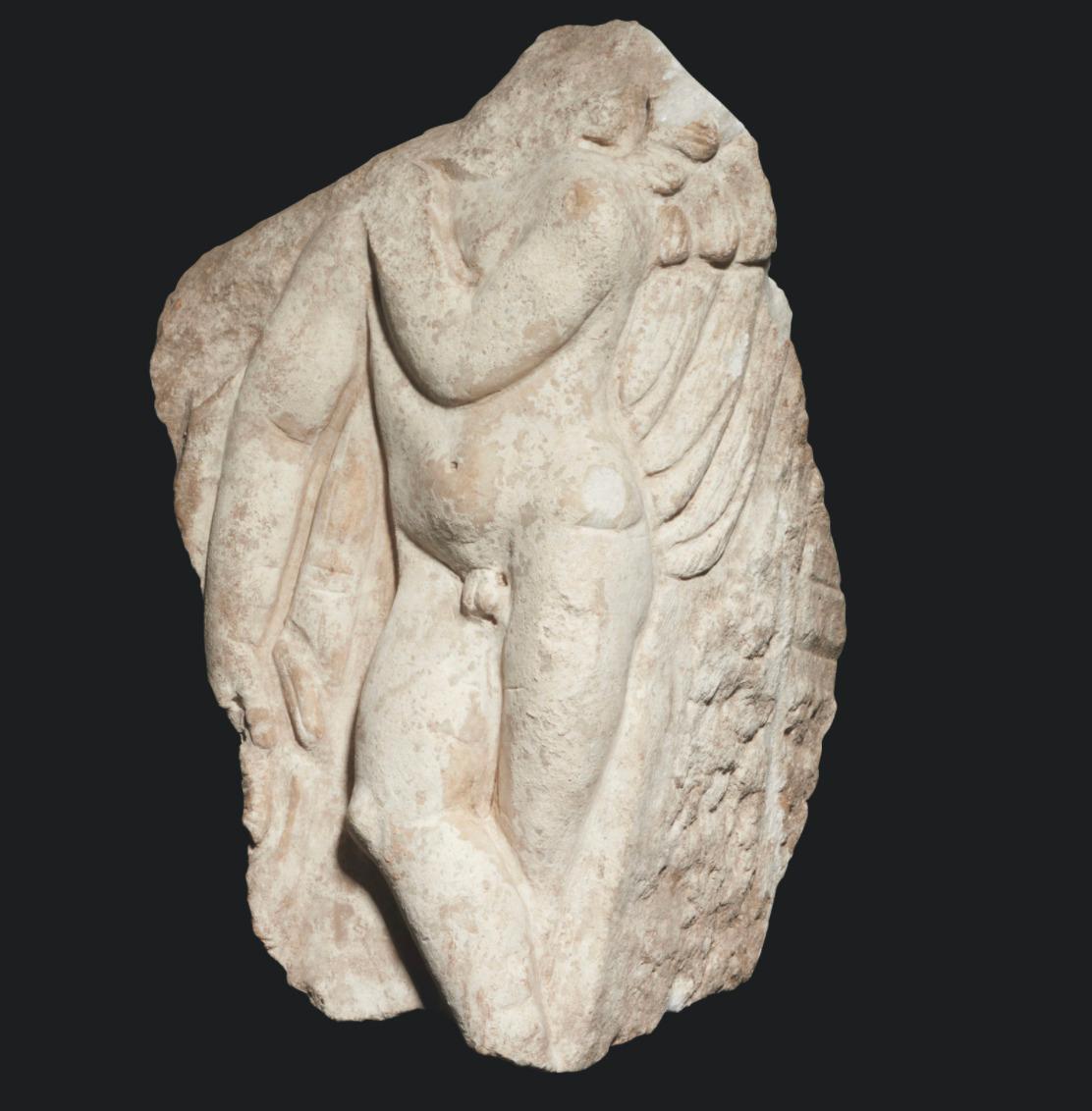 Figurative Sculpture Unknown - Fragment d'autel romain ancien en marbre avec Cupidon, Empire romain, 2e/3e siècle après J.-C.