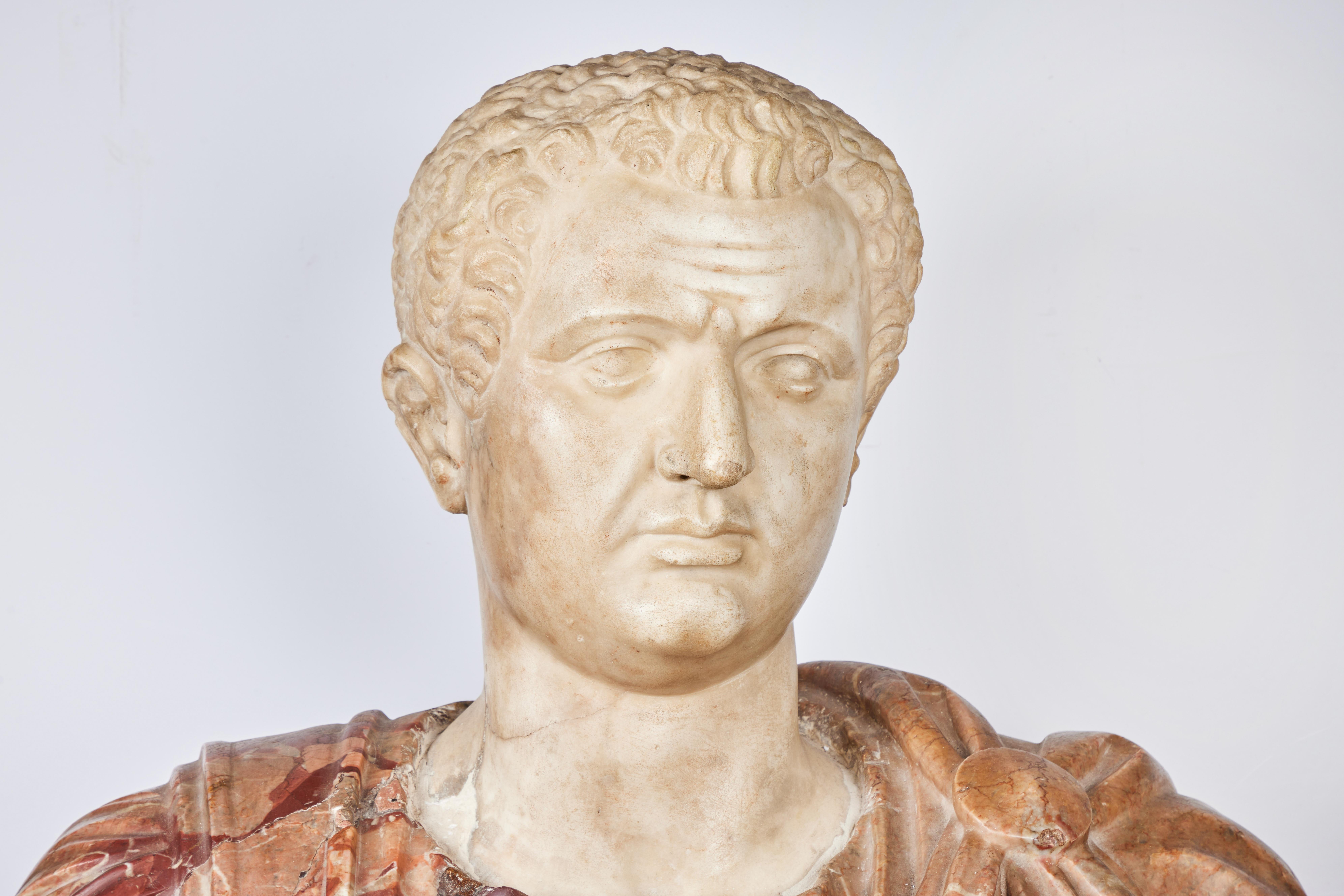 Eine wunderschön handgeschnitzte römische Marmorbüste eines Kaisers oder Senators. Das reich drapierte Gewand zeigt ein Relief eines Gesichts.