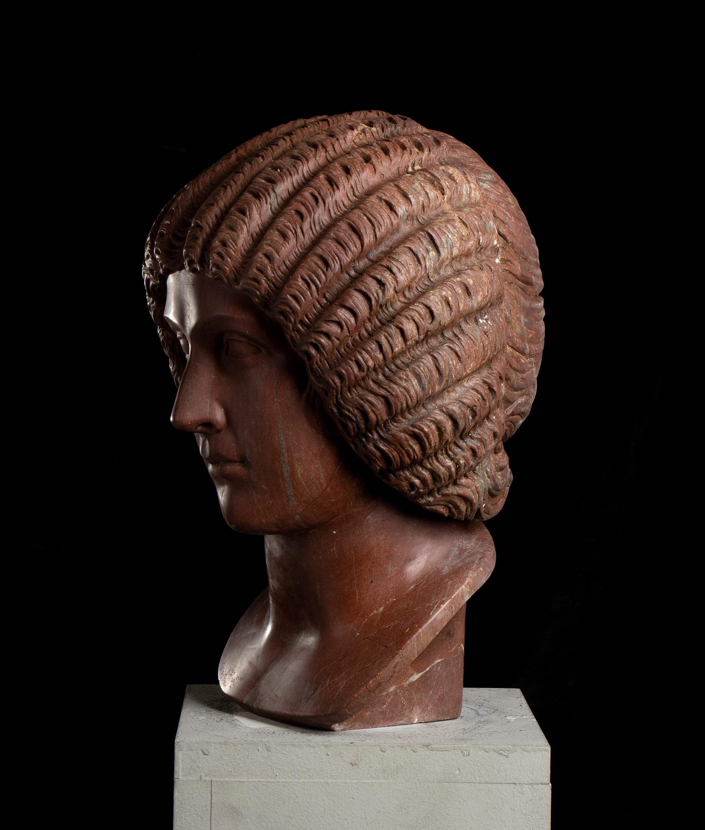 Importante et impressionnante sculpture portrait de Giulia Domna d'après le buste du musée du Vatican, réalisée dans un matériau rare et spécimen.  marbre nommé Marmor Taenarium, un  pierre ornementale  utilisé par les Romains et caractérisé par un