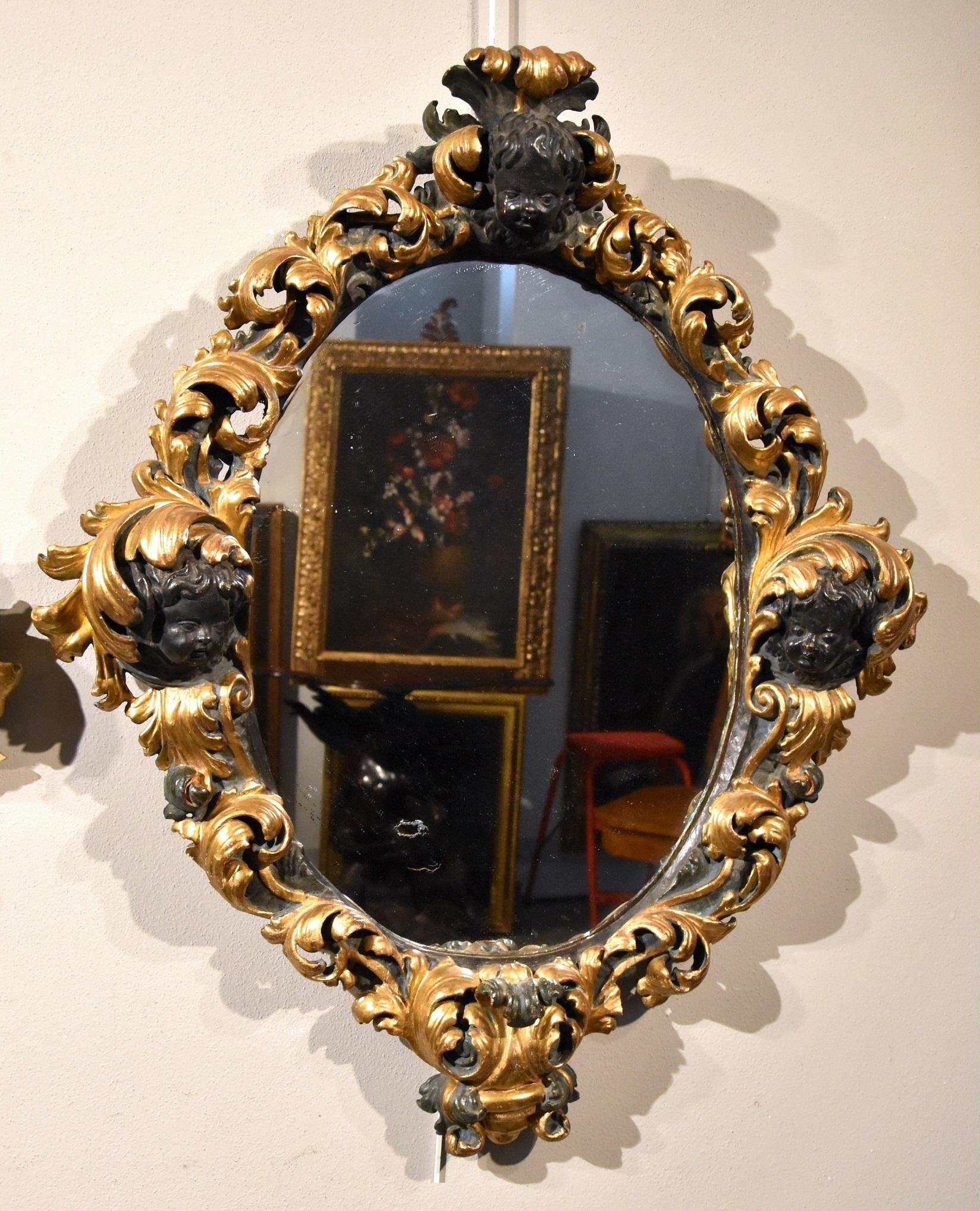 Paire de grands miroirs baroques de forme ovale (II / II)
Maître sculpteur romain du XVIIe siècle

Bois sculpté, laqué et doré
Miroir ancien en verre argenté au mercure

92 x 76 cm.
(au miroir 59 x 43 cm.)

Nous présentons cette paire de prestigieux