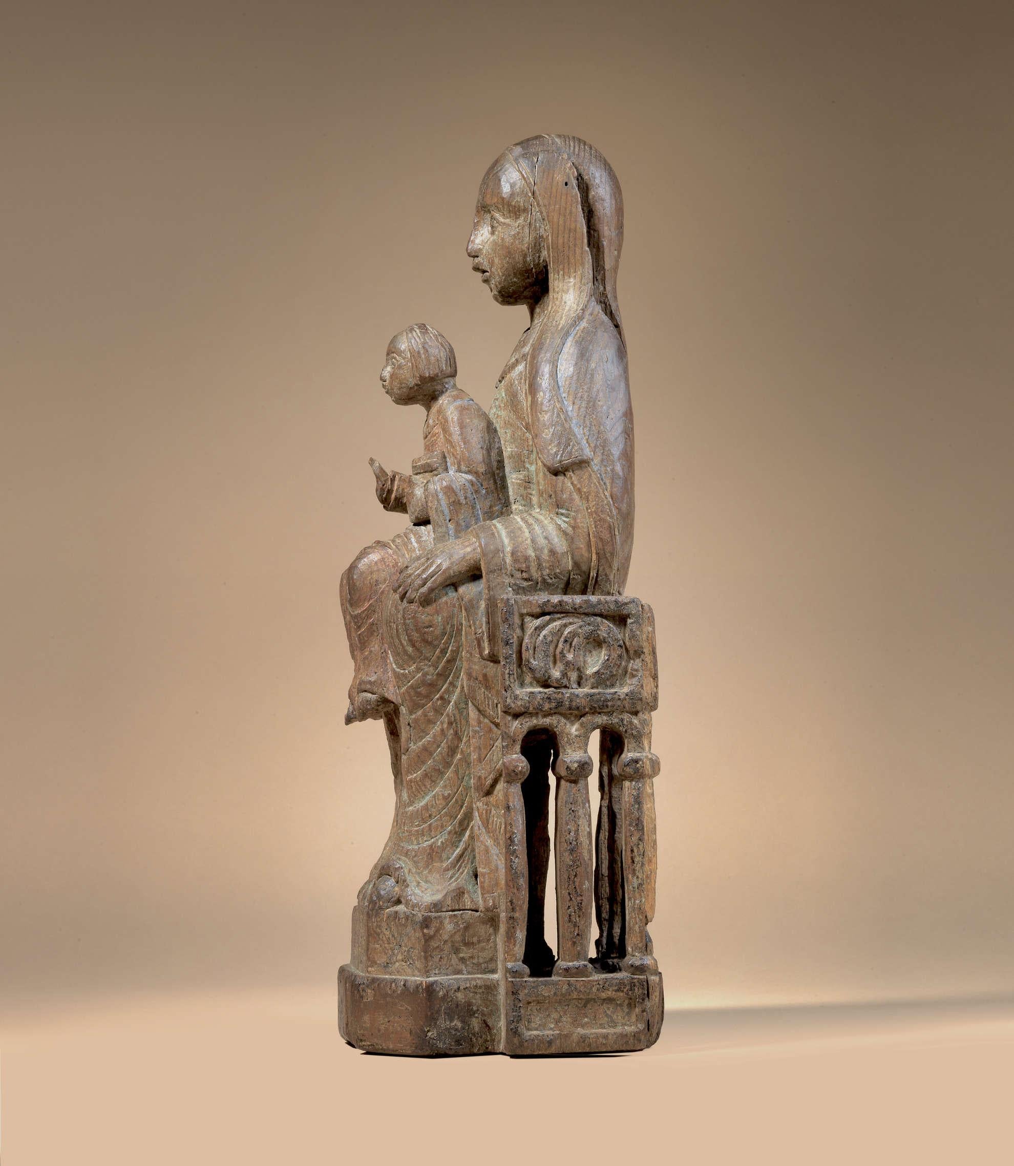 ROMAN MADONNA
“Sedes Sapientiae”
Auvergne
Around 1175/80
Pine wood
Polychrome remains
Height 44 cm

This depiction of the Madonna is a masterfully carved, extremely early figure made of pine or stone pine wood in an exquisite state of preservation.