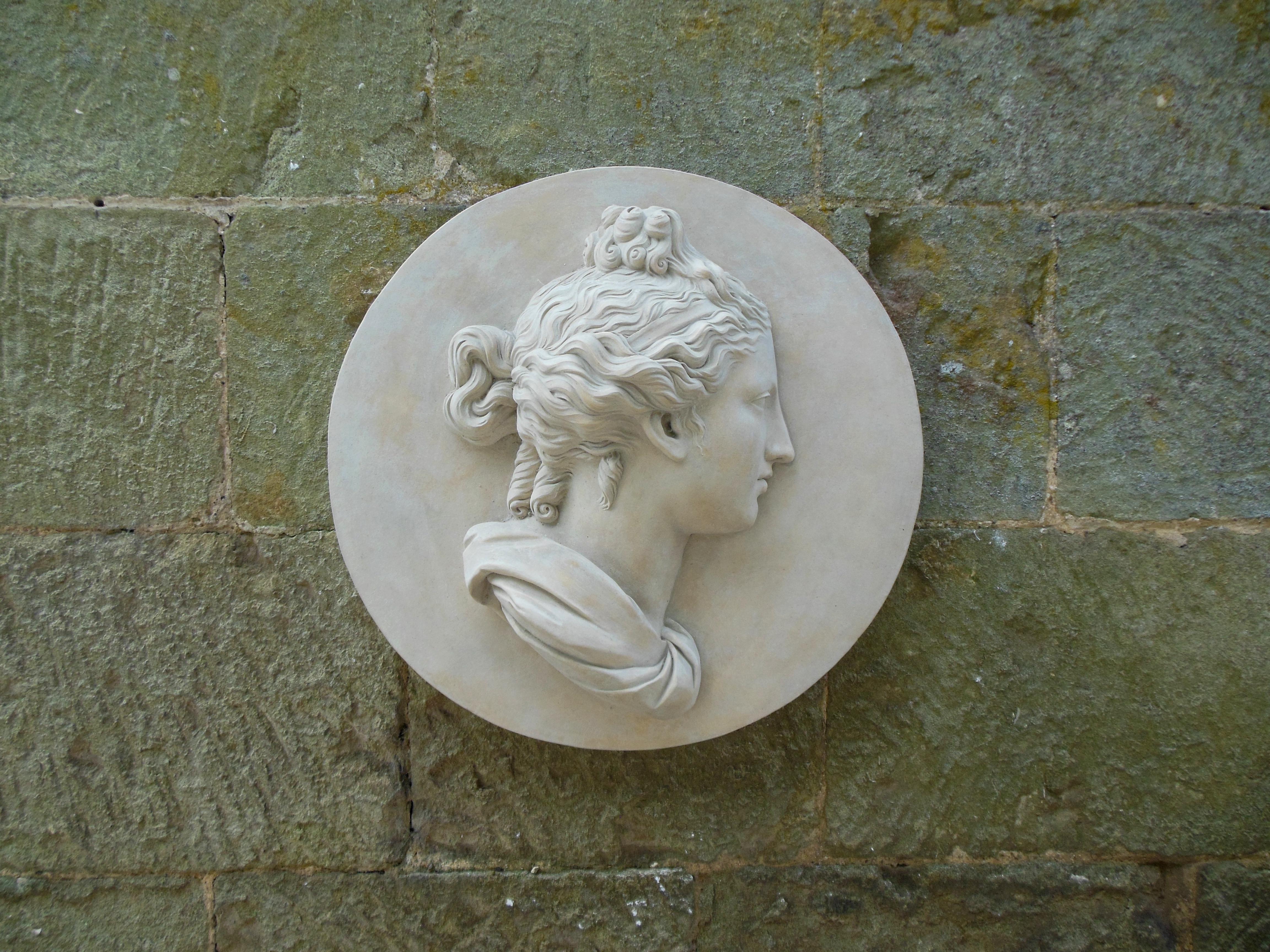 Rondelle décorative en pierre de Coade représentant le portrait d'une tête de femme de style classique