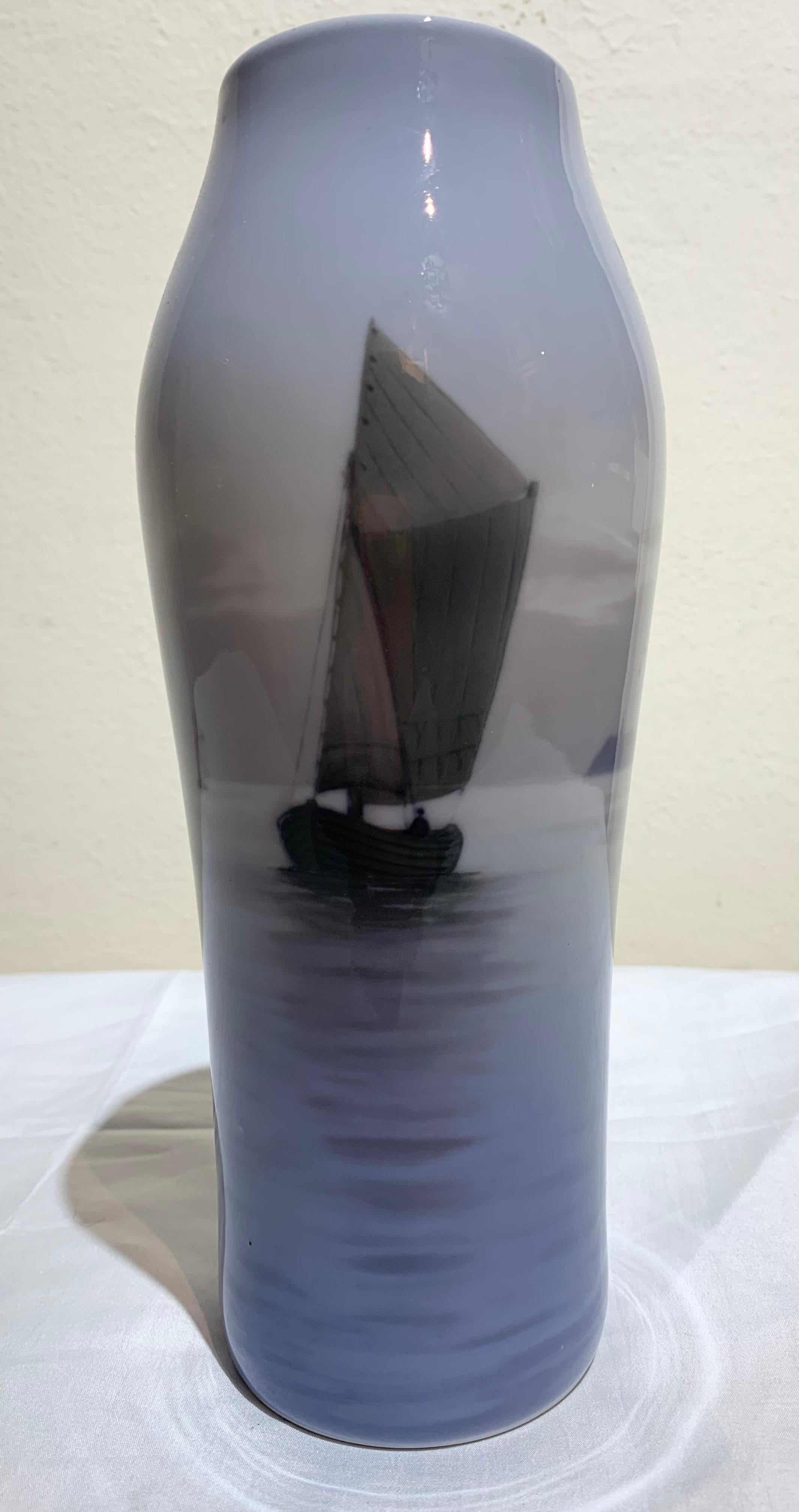 Royal Copehaghen. Vase avec voilier dans la mer. Porcelaine danoise. Début du 20e siècle. 6