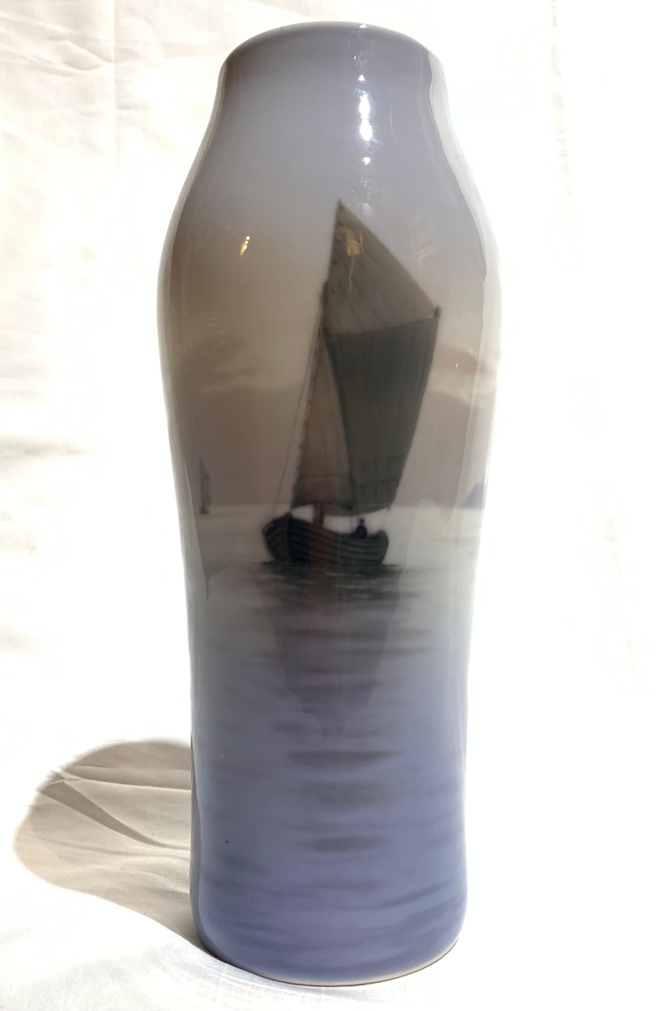Königliches Copehaghen. Vase mit Segelschiff auf dem Meer. Dänisches Porzellan. Anfang des 20. Jahrhunderts.