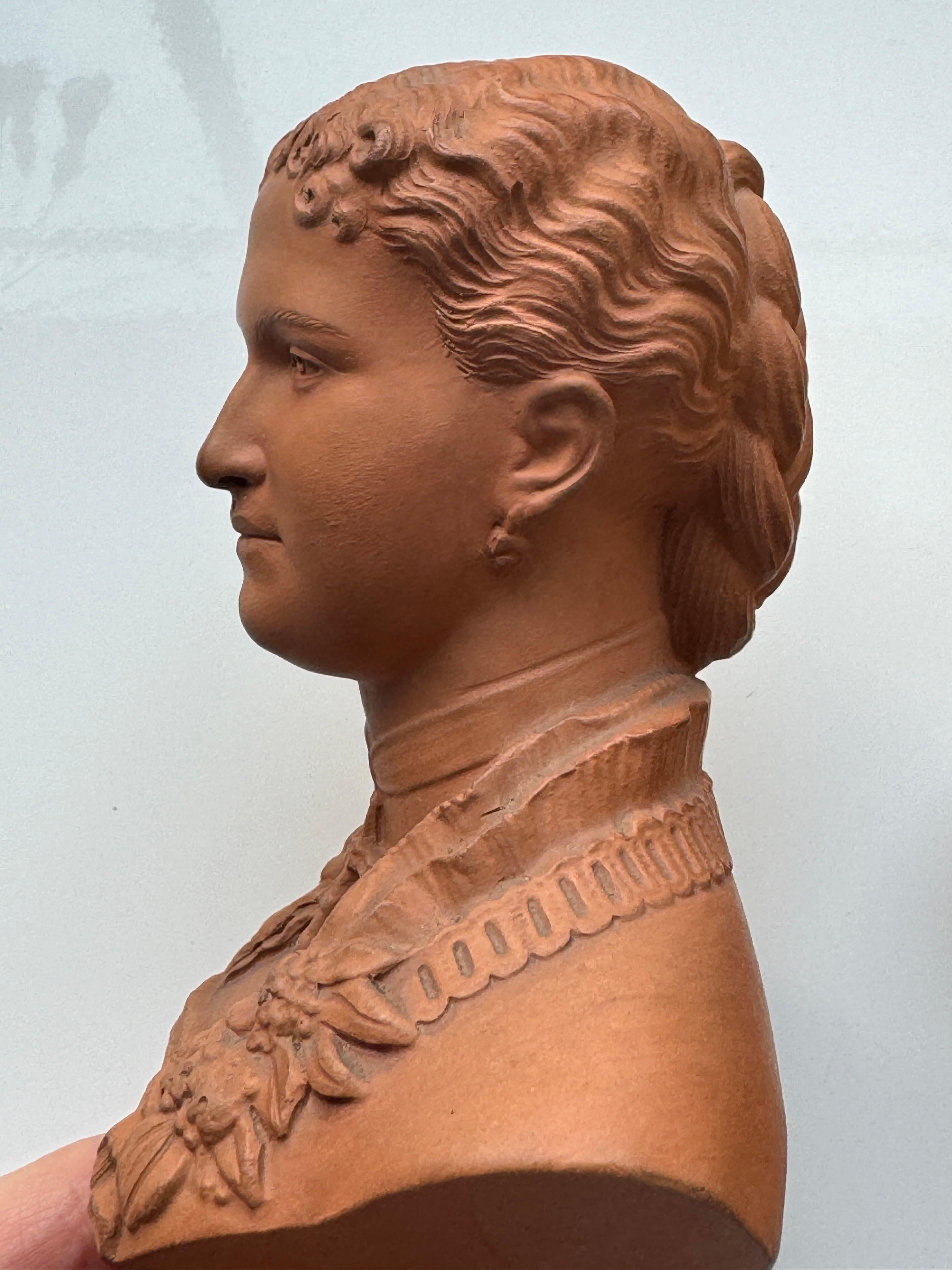 Scultura in terracotta in miniatura Rudolf e Stephanie in vendita 7