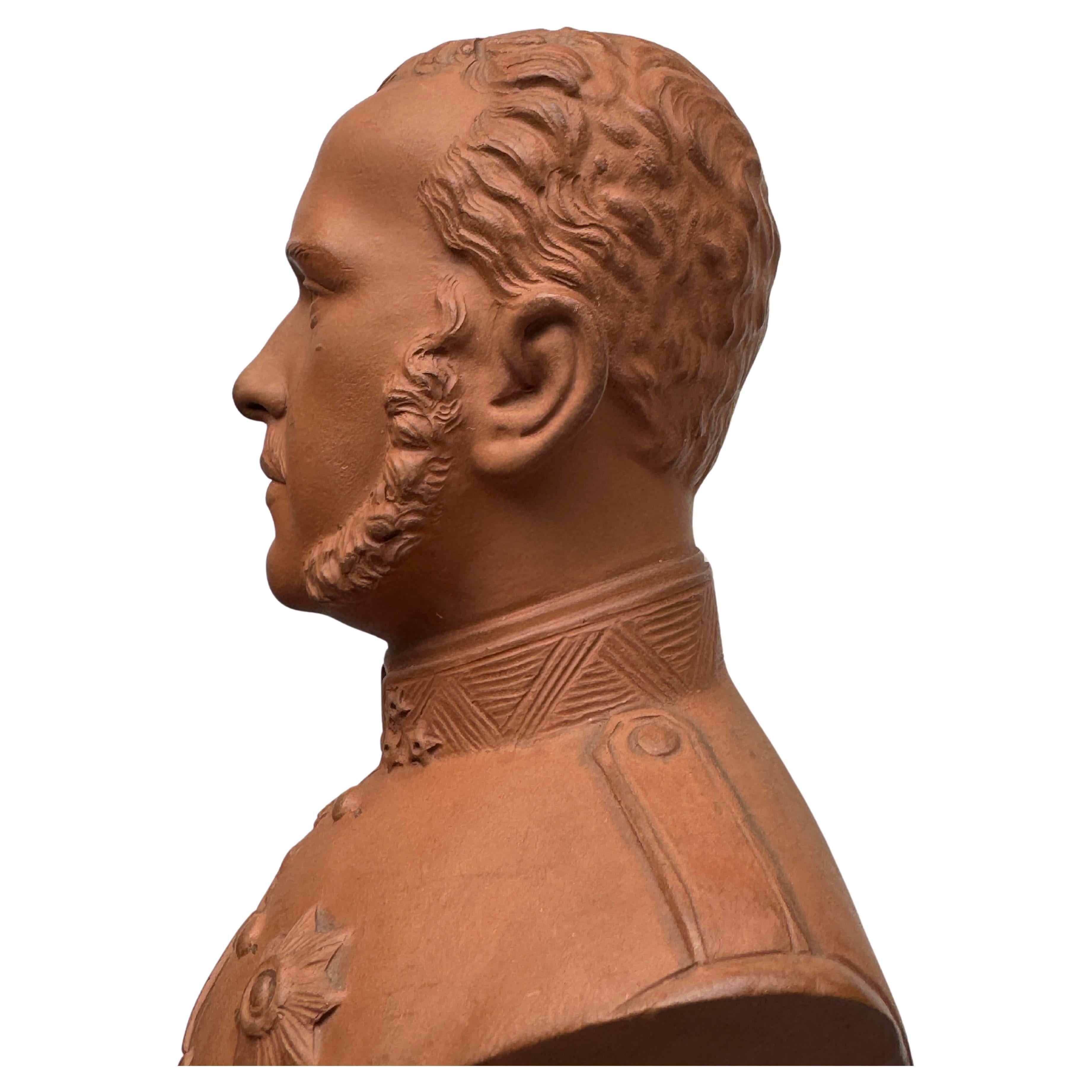 Rudolf e Stephanie Coppia di sculture in terracotta in miniatura
Rare sculture europee in terracotta della fine del XIX secolo, una firmata in modo illeggibile a matita, dettagli realistici.
La Principessa Stéphanie Clotilde Louise Herminie Marie