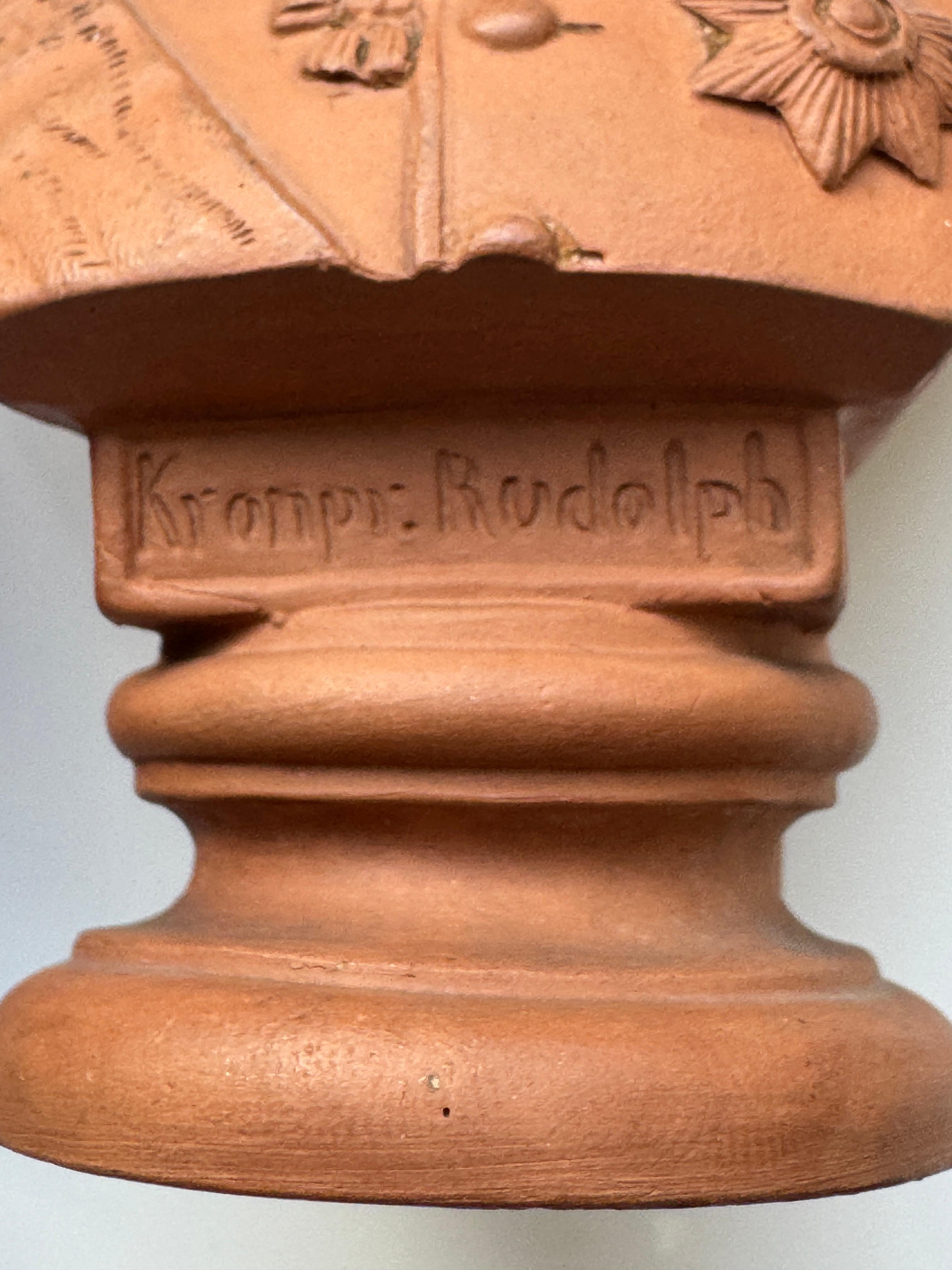 Scultura in terracotta in miniatura Rudolf e Stephanie in vendita 4