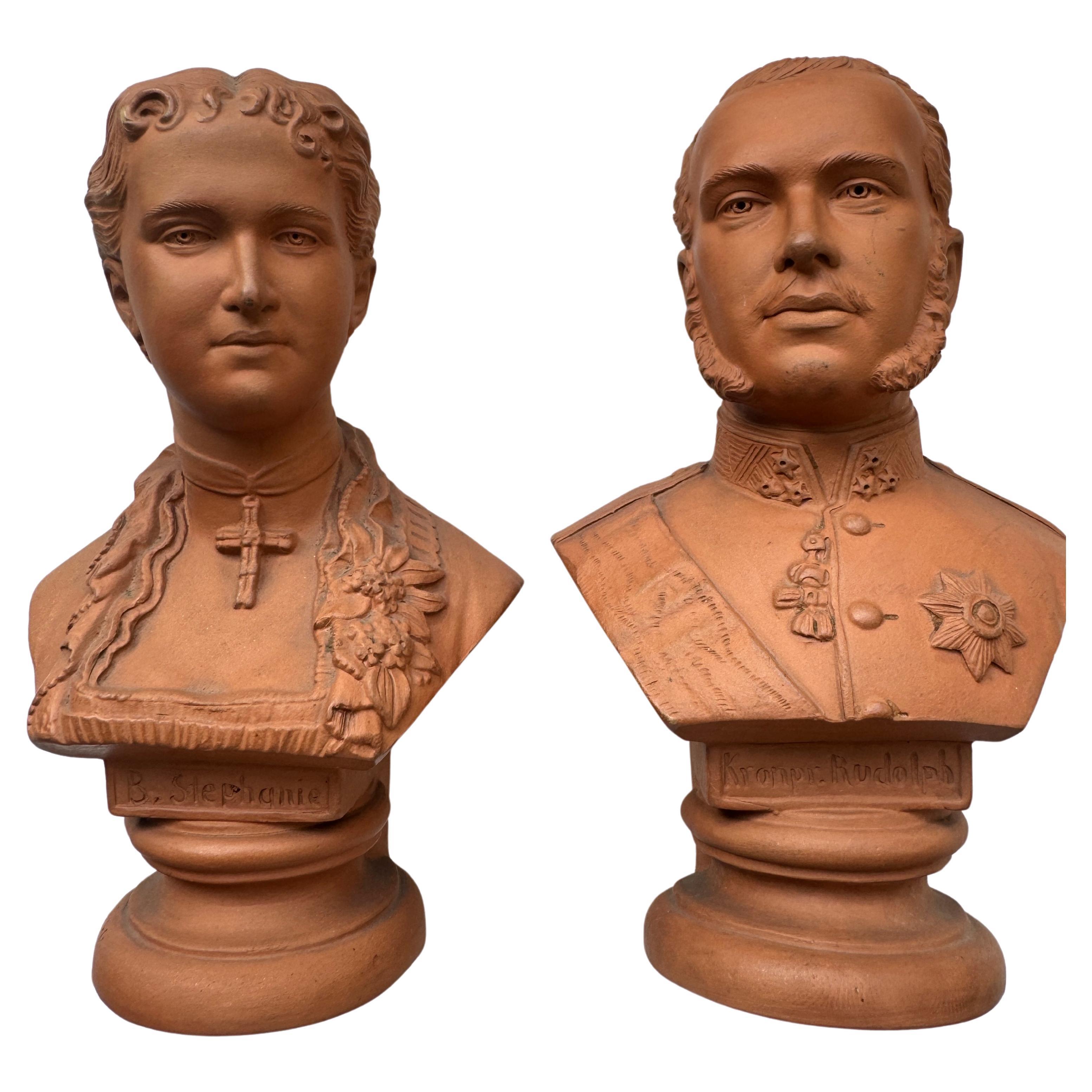 Figurative Sculpture di Unknown - Scultura in terracotta in miniatura Rudolf e Stephanie