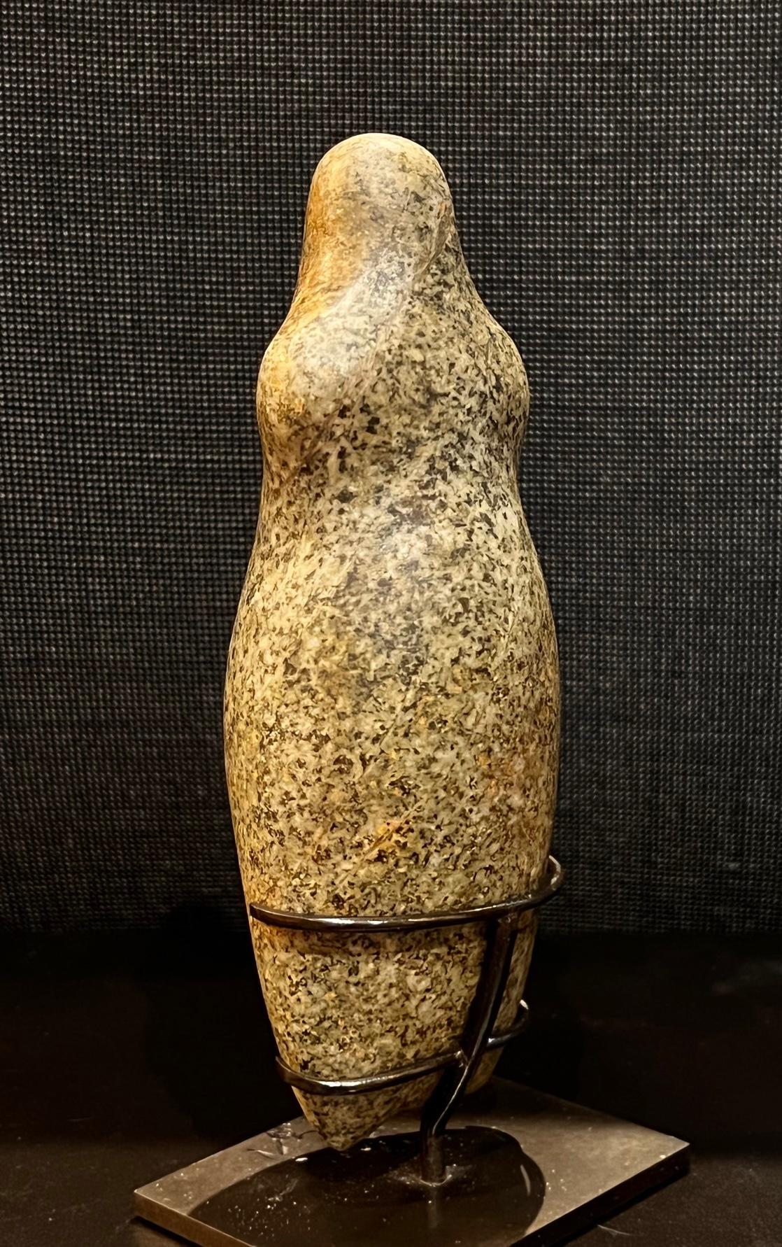 Idolo antropomorfo scolpito in pietra verde realizzato nel deserto del Sahara nel III-II secolo a.C. Gli amuleti e gli utensili di quest'epoca erano realizzati con le sembianze rappresentative della fertilità femminile.
Potrebbe essere stata