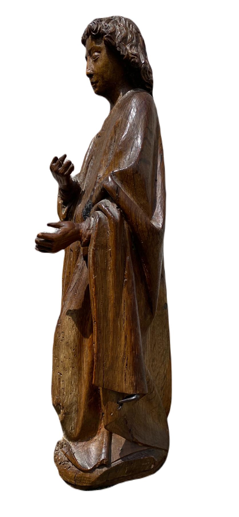 Saint John Johns. Chêne sculpté. - Marron Figurative Sculpture par Unknown