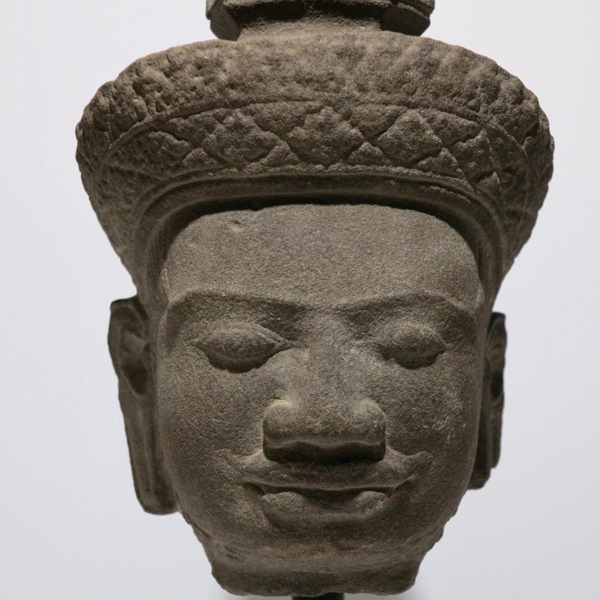 Sandstone head of Vishnu, Khmer, Angkor period, style of Bakheng - Sculpture by Unknown