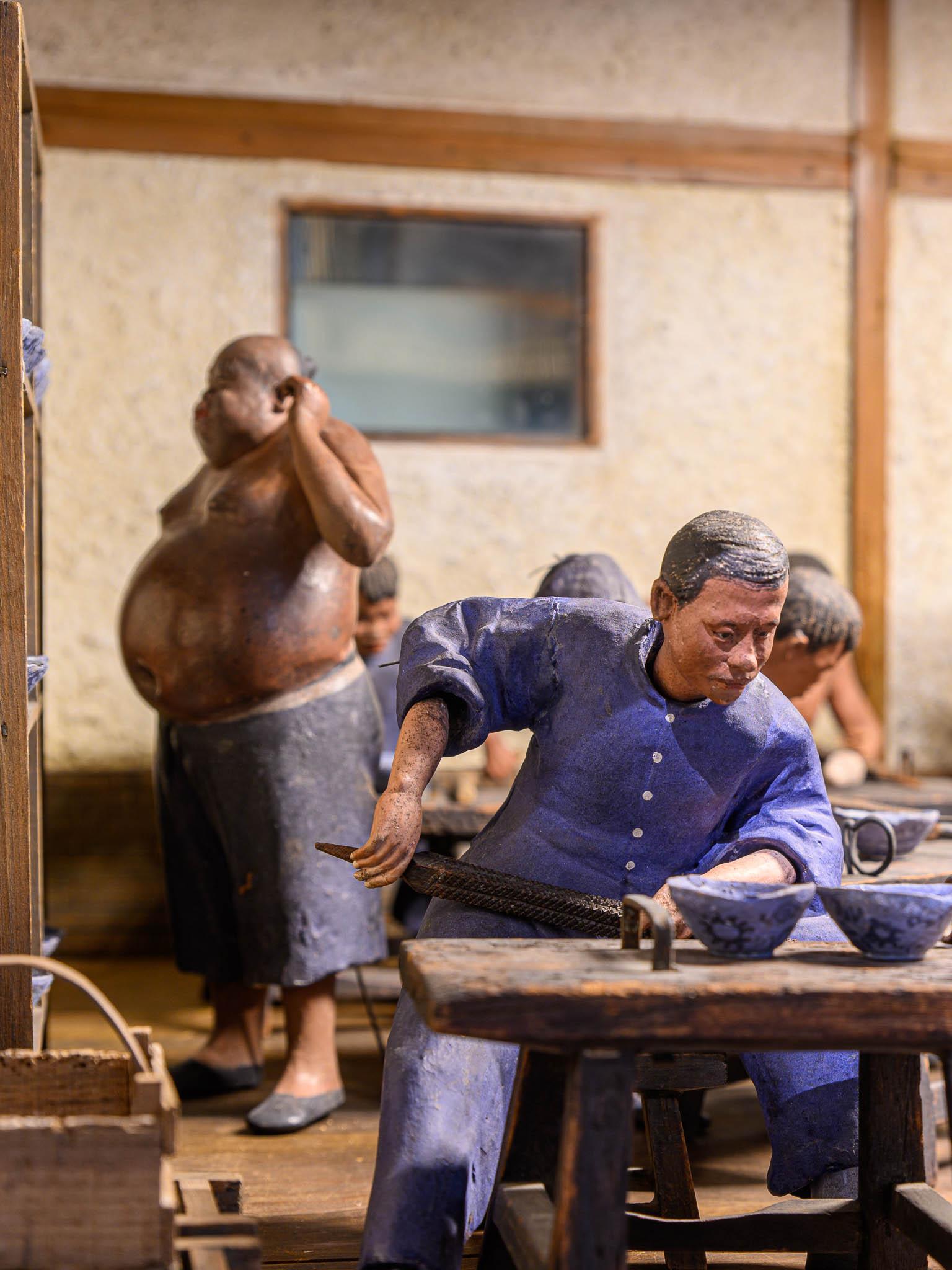 Modèle réduit de l'atelier de céramique chinois avec 17 figures polychromes, fin du 19e siècle en vente 4