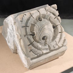 Foglia a volute, rosetta, bordo foliato, blocco con tondino, scultura gotica in pietra calcarea.