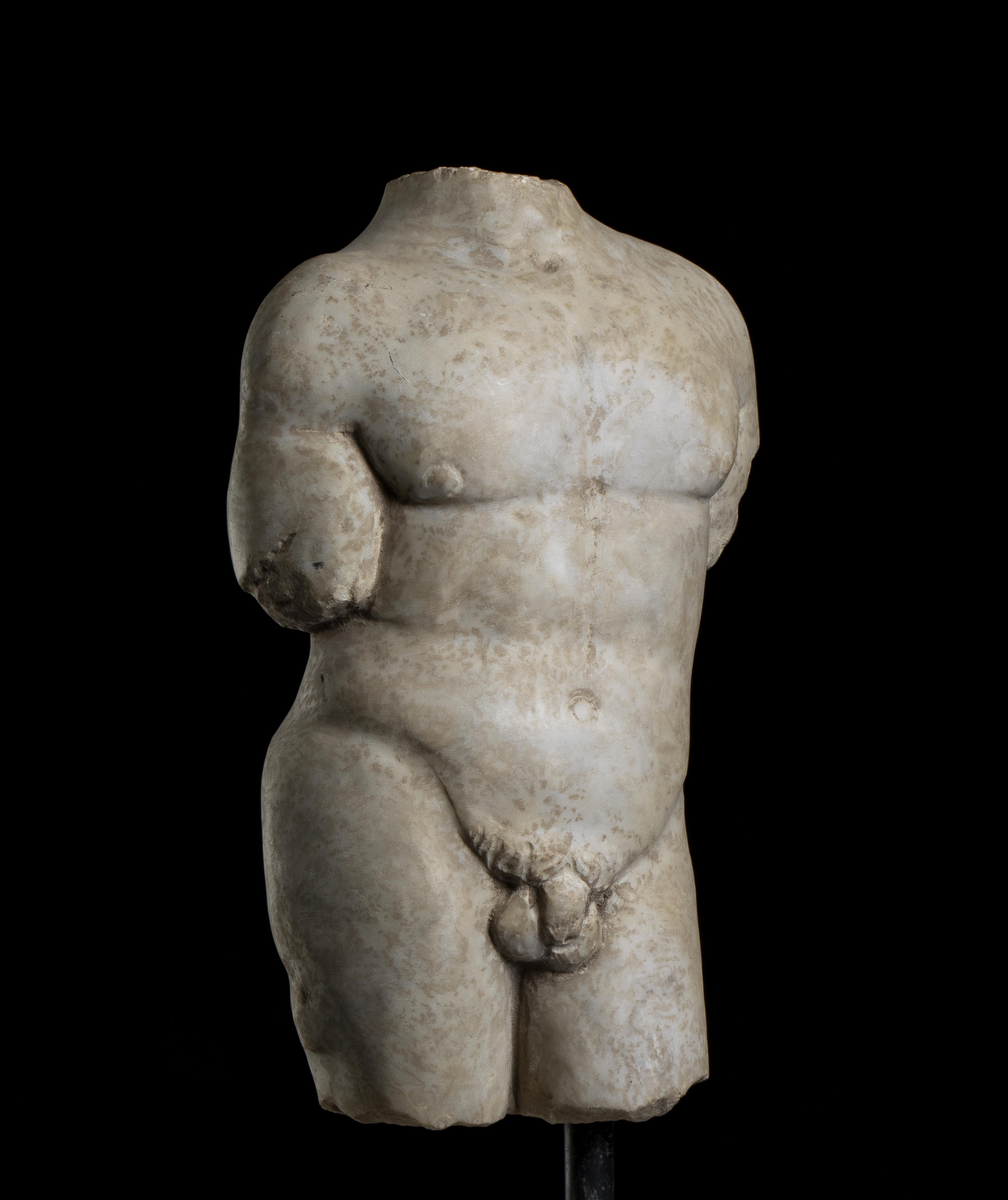 Eine gealterte statuarische klassische griechisch-römische Marmor-Torso-Skulptur eines Athleten, Grand Tour Stil Mittelitalien Anfang des 20. Jahrhunderts.
Die  nackter Körper des Athleten, der auf dem rechten Bein steht, während das linke in