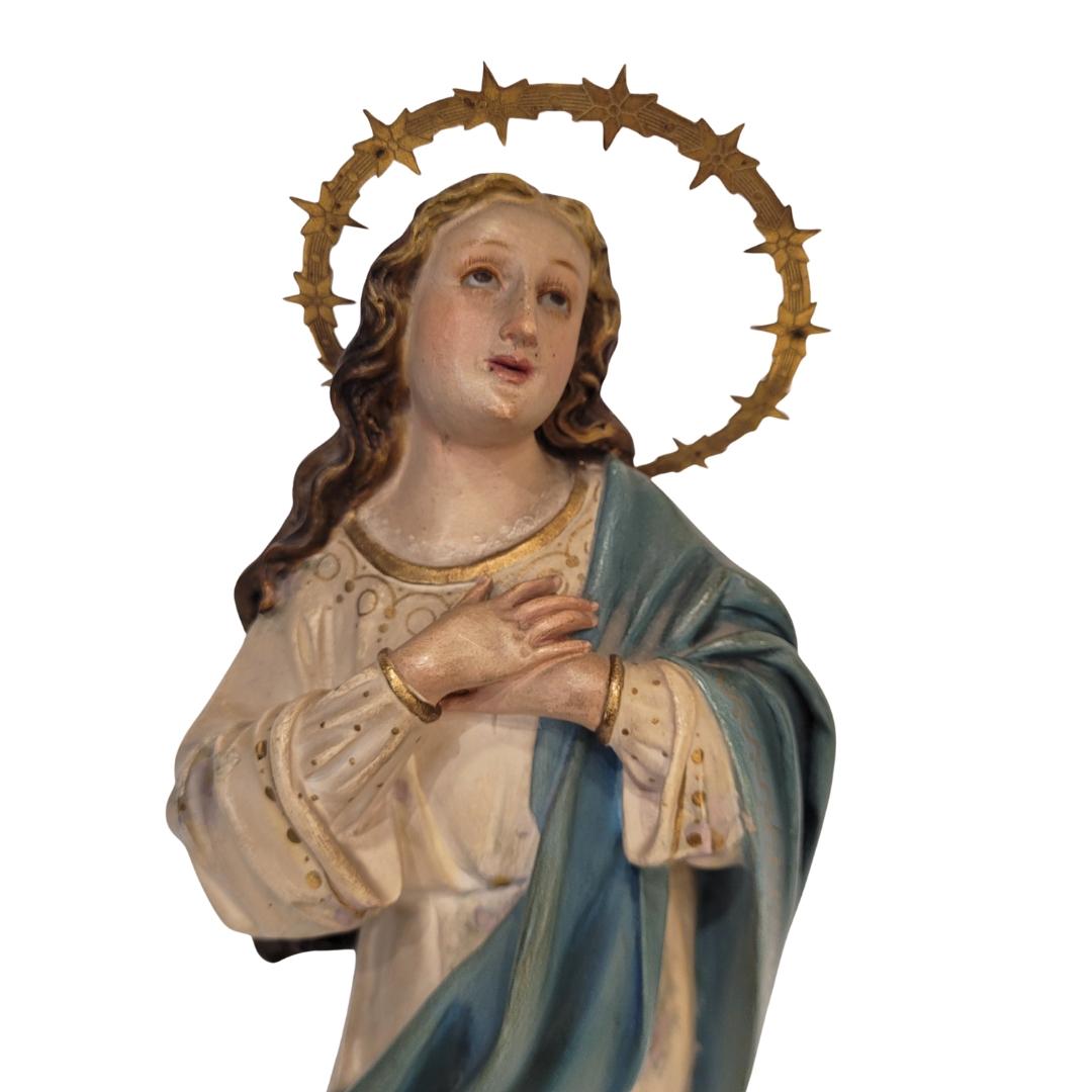 Outstanding image of the Virgin Mary Immaculate, made of wood pulp. This sculpture originated from the Olot School, created at the beginning of the 20th century in the Spanish town of the same name in the province of Girona.

The representation of