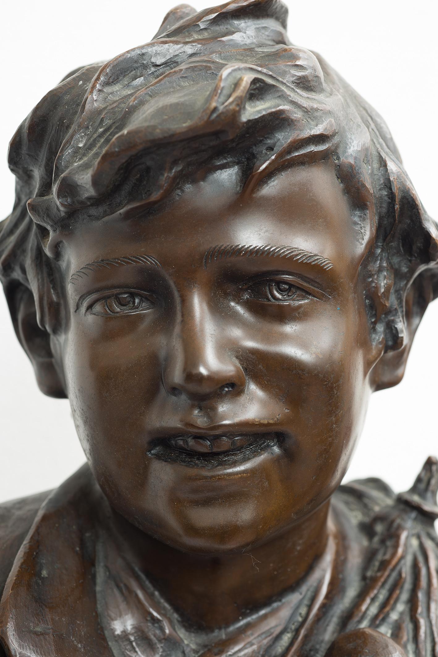 Sculpture en bronze patiné représentant le buste d'un enfant des rues, signée 