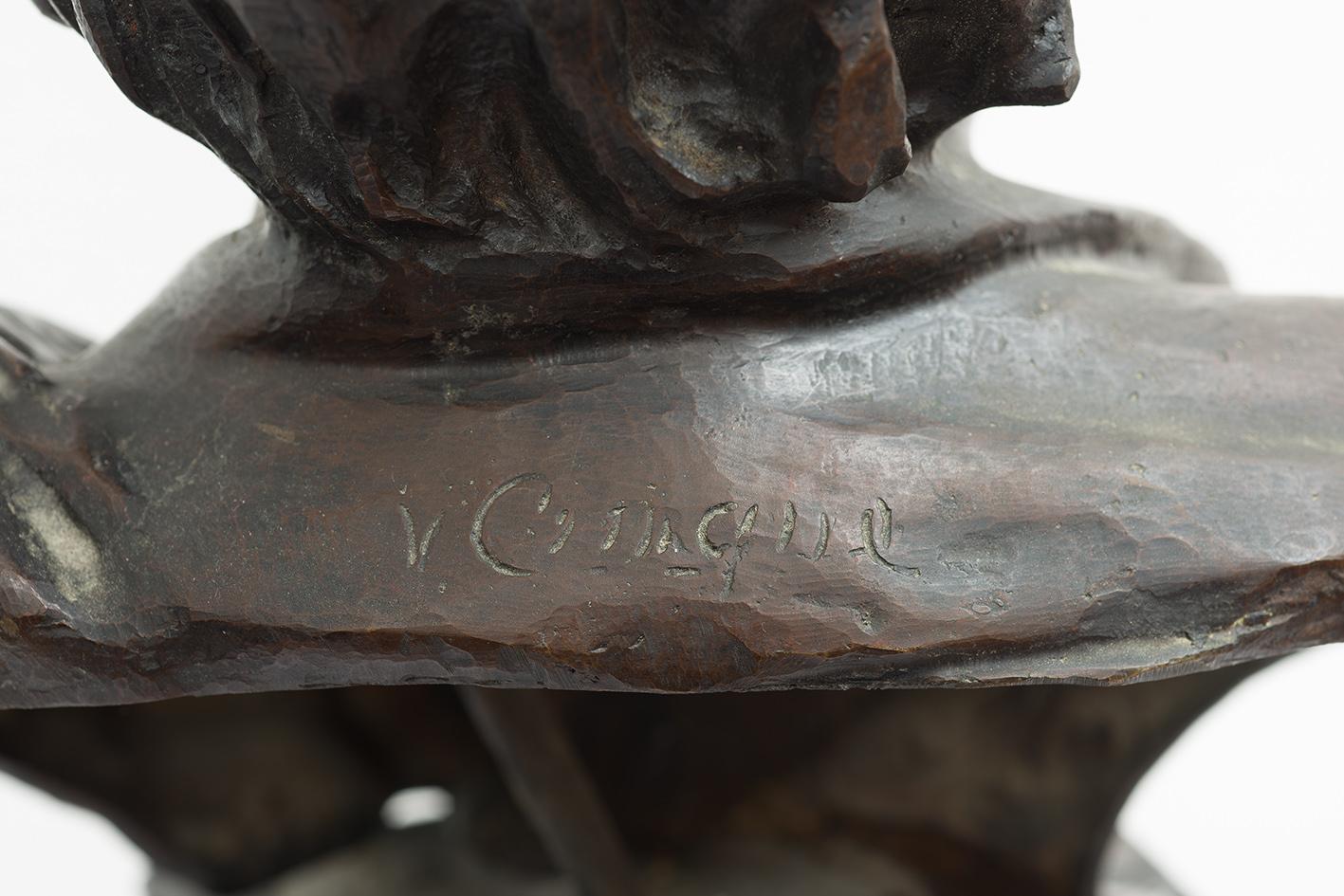 Sculpture ancienne en bronze patiné représentant un enfant des rues, signée 