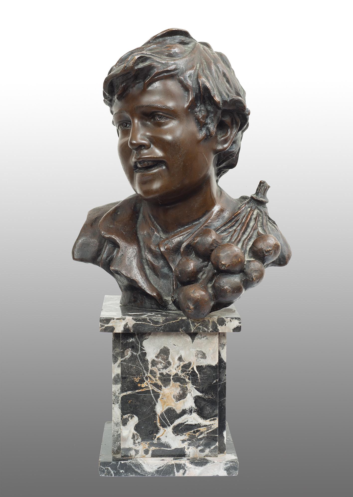 Figurative Sculpture Unknown - Sculpture ancienne en bronze patiné représentant un enfant des rues, signée "V.Cinque"