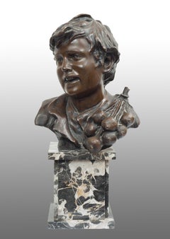 Antike patinierte Bronzeskulptur, die einen Straßenjungen darstellt, signiert "V.Cinque