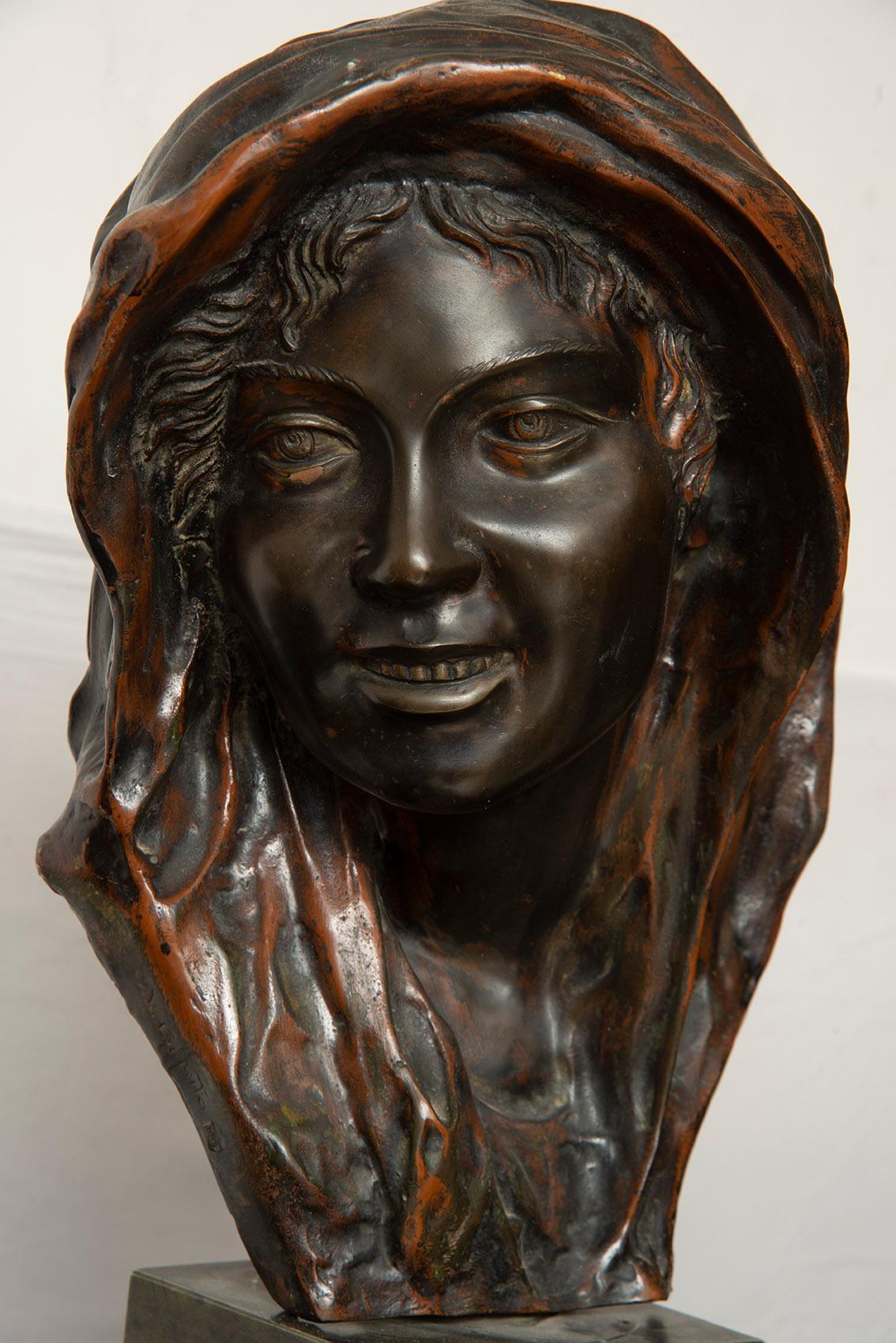 Sculpture ancienne en bronze représentant Anna, signée 