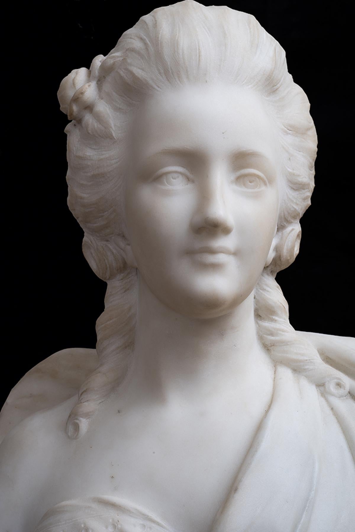 Sculpture statuaire ancienne en marbre blanc représentant Marie-Antoinette. - Black Figurative Sculpture par Unknown