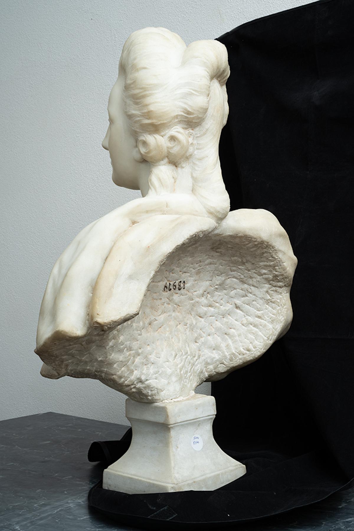 Antique white marble statuary sculpture depicting Marie Antoinette. - Black Figurative Sculpture by Unknown