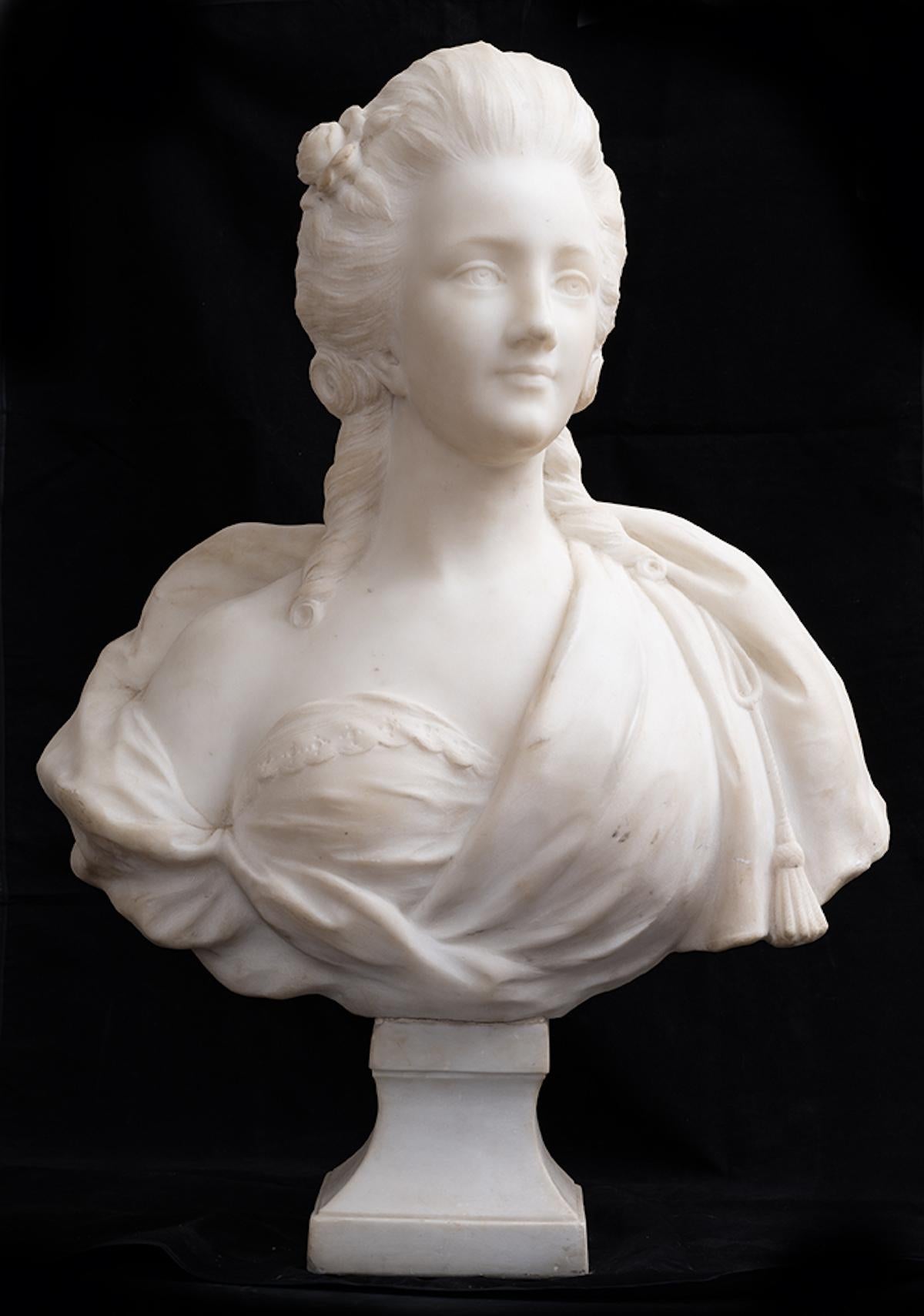 Figurative Sculpture Unknown - Sculpture statuaire ancienne en marbre blanc représentant Marie-Antoinette.