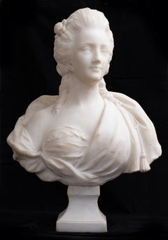 Antike Statuette aus weißem Marmor, die Marie Antoinette darstellt.