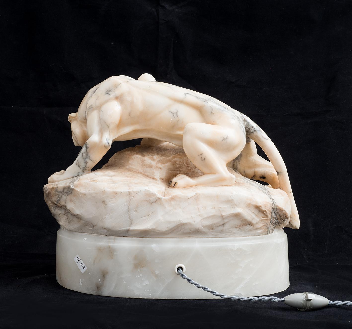 Scultura antica/Lampada Napoleone III Francese in alabastro fiorito. - Beige Figurative Sculpture by Unknown