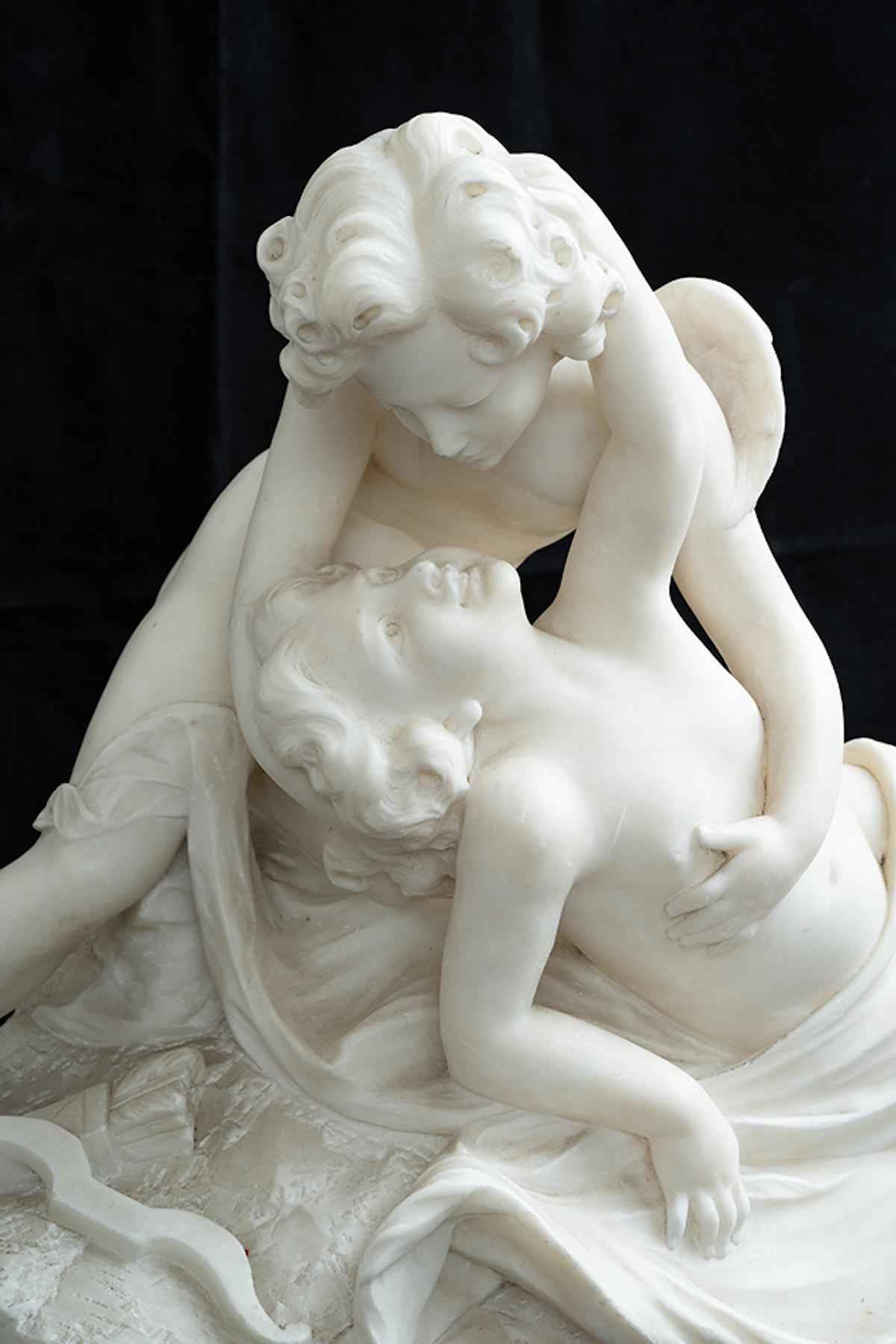 Sculpture ancienne en albâtre de Napoléon III représentant Cupidon et Psyché. - Gray Figurative Sculpture par Unknown