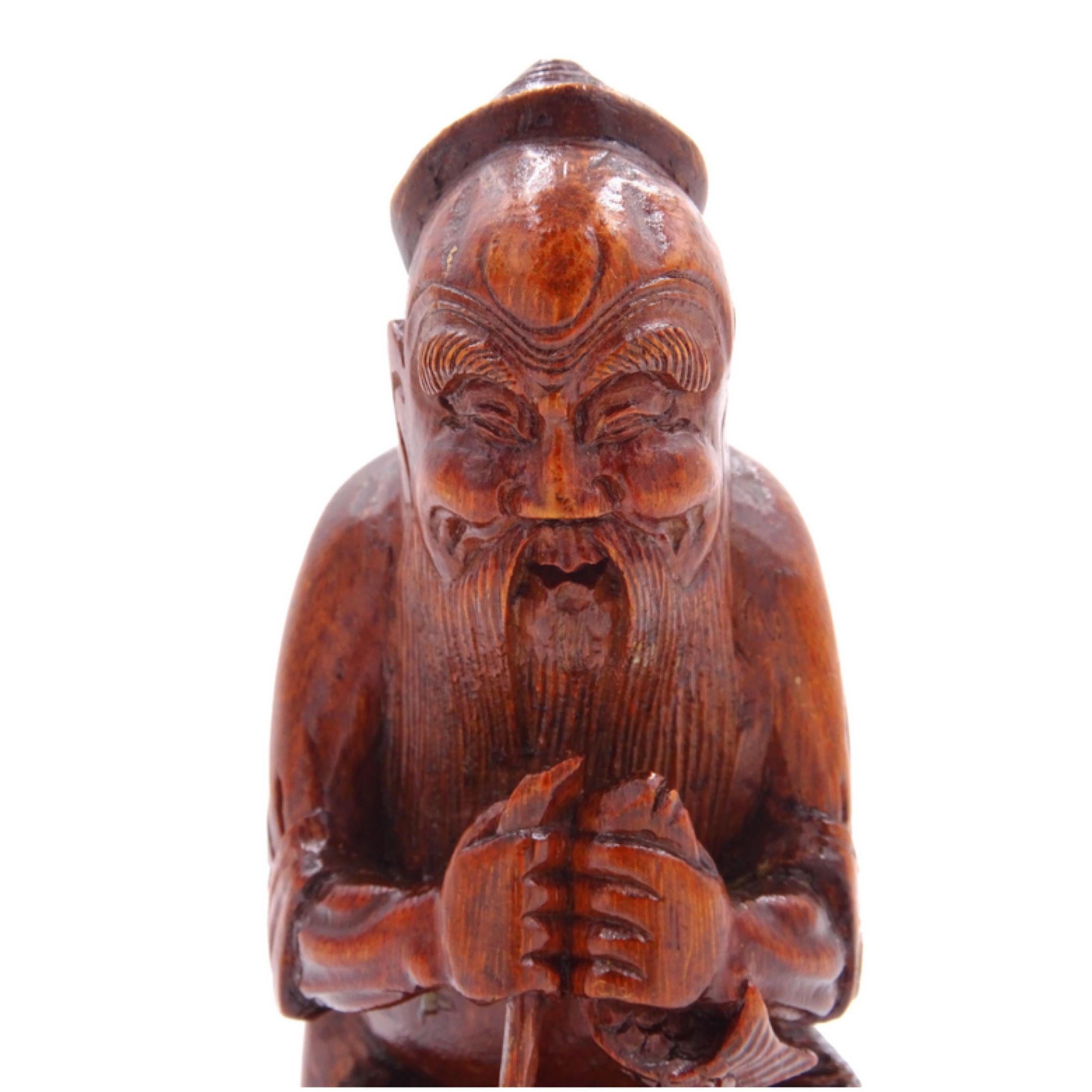 Sculpture en bois de bambou représentant un pêcheur, chinoise, début du 20e siècle - Brown Figurative Sculpture par Unknown