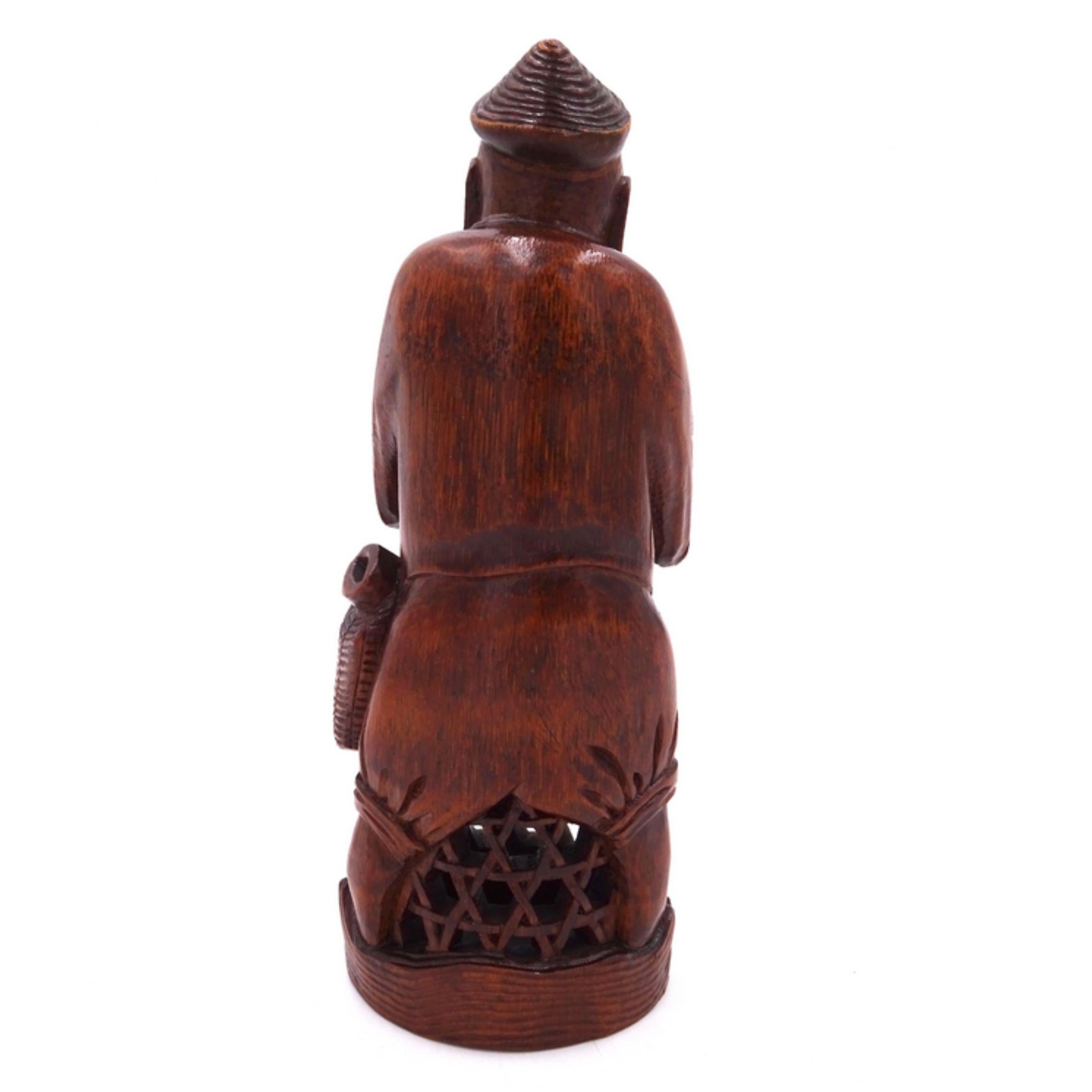 Sculpture en bois de bambou représentant un pêcheur, chinoise, début du 20e siècle en vente 2