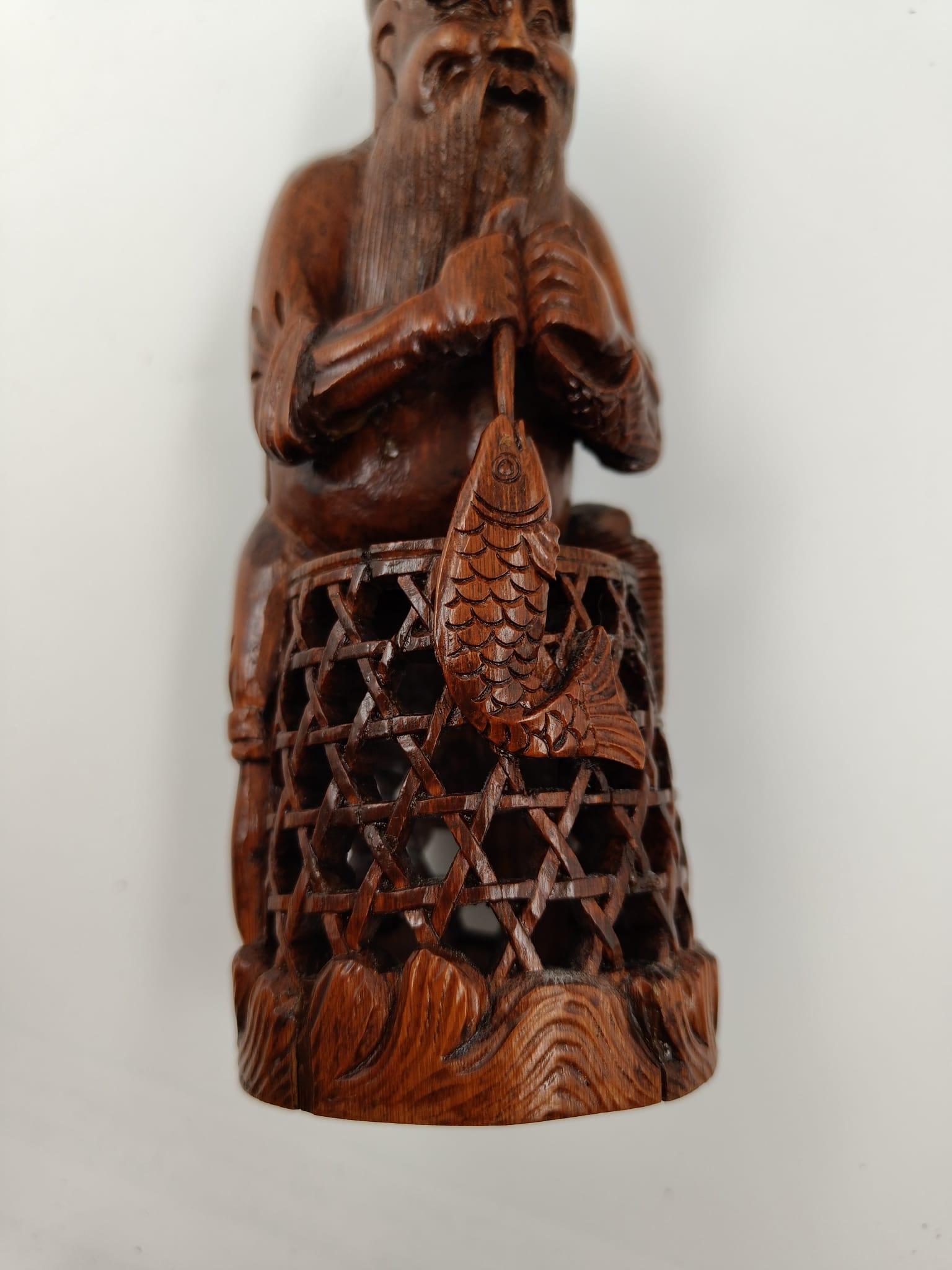 Scultura in legno di bambù raffigurante un pescatore, cinese, primi anni '900 in vendita 1