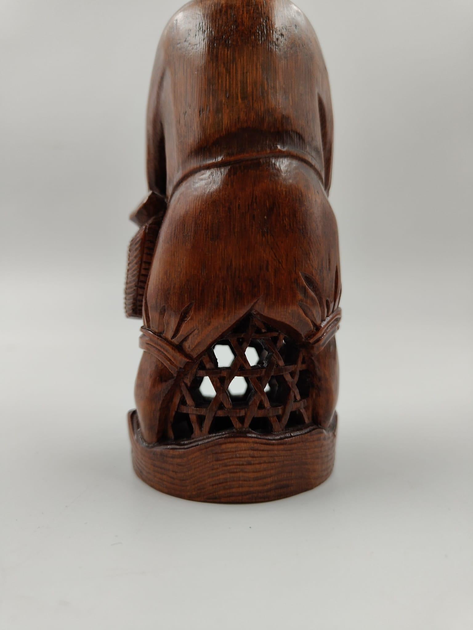 Scultura in legno di bambù raffigurante un pescatore, cinese, primi anni '900 in vendita 3