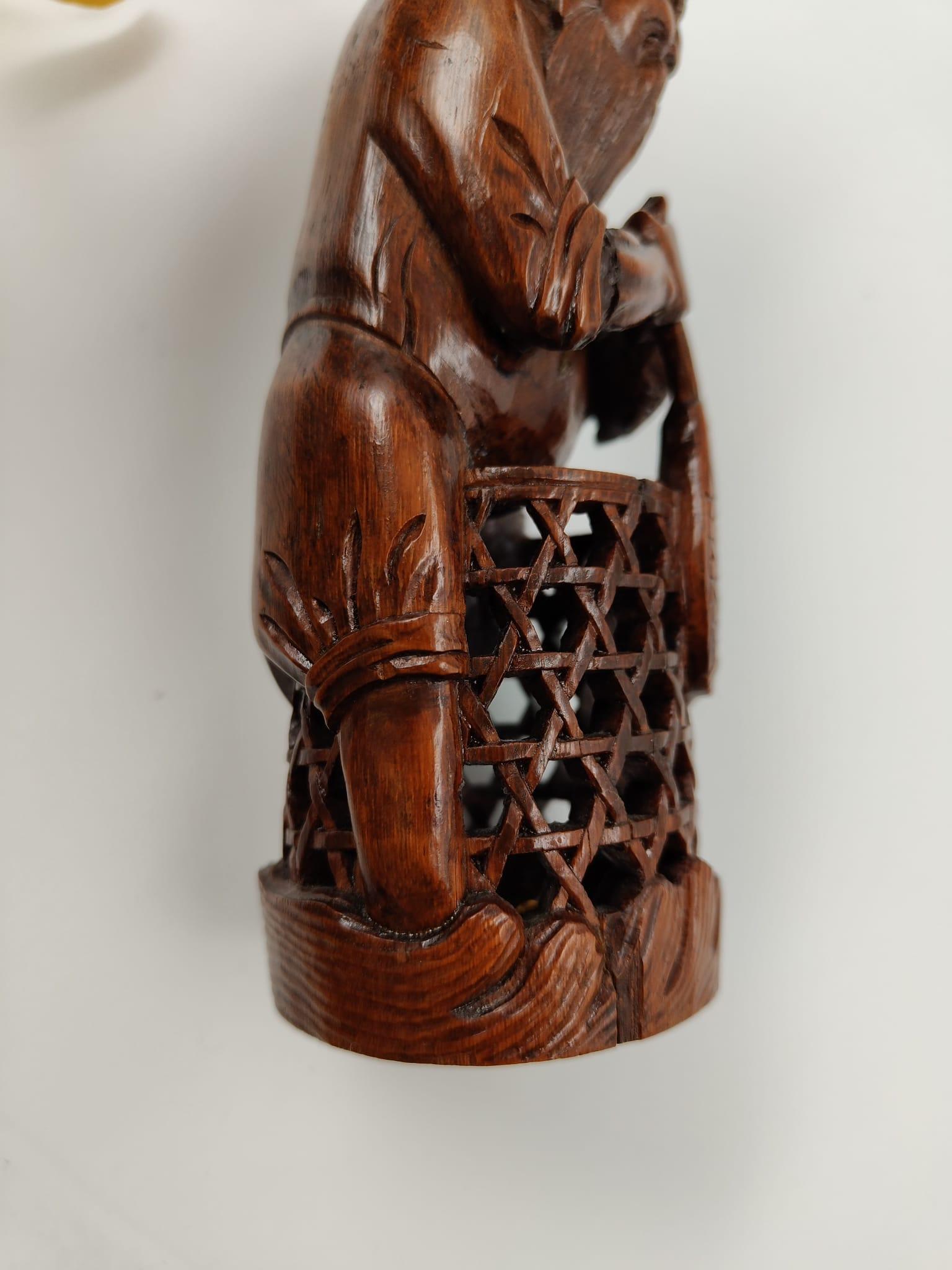 Scultura in legno di bambù raffigurante un pescatore, cinese, primi anni '900 in vendita 4