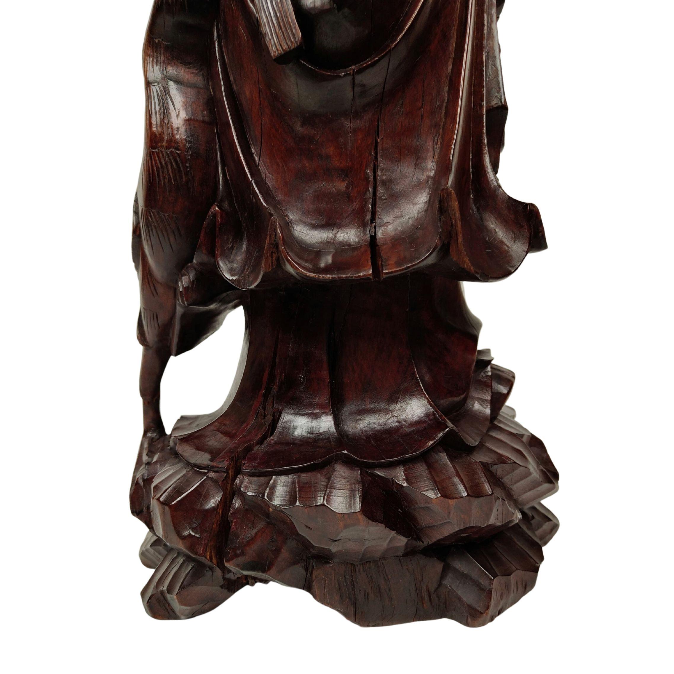 Questa scultura in legno teak rappresenta un saggio realizzato nella tradizione artigianale cinese alla fine del XIX secolo: 1890 circa. Misura complessivamente 81x27x26 cm. Il legno teak è noto per la sua resistenza e durabilità. La sua bellezza