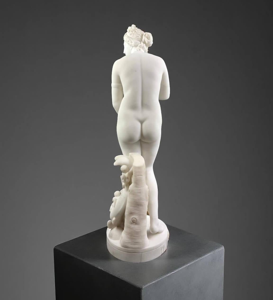 Sculpture en marbre blanc de Carrare représentant la Vénus des Médicis, atelier florentin, seconde moitié du XIXe siècle.  

La Vénus de Médicis est une statue grecque hellénistique originale en marbre conservée dans la Tribuna de la Galerie des