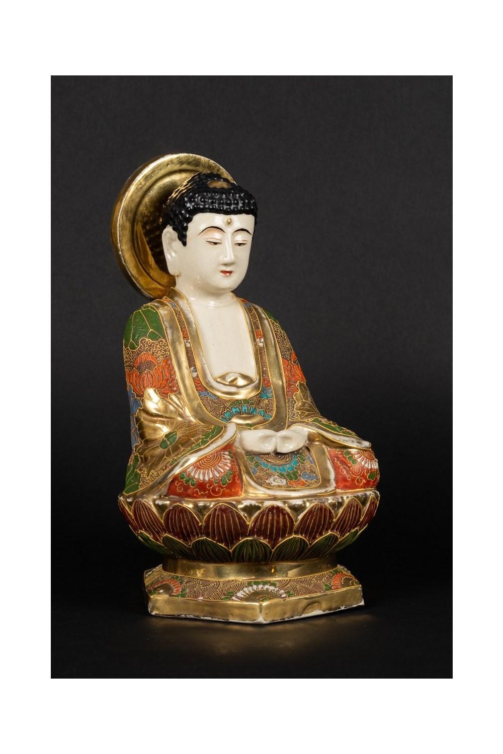 Buddha Amida Nyorai giapponese seduto 
Porcellana policroma
Giappone, epoca Meiji, inizio del XX secolo
Forni Satsuma
11 1/2 x 6 1/3 x 6 1/3 pollici

Un'immagine finemente dettagliata e pacifica di un Buddha giapponese SHAKA Nyorai seduto. 

Questo