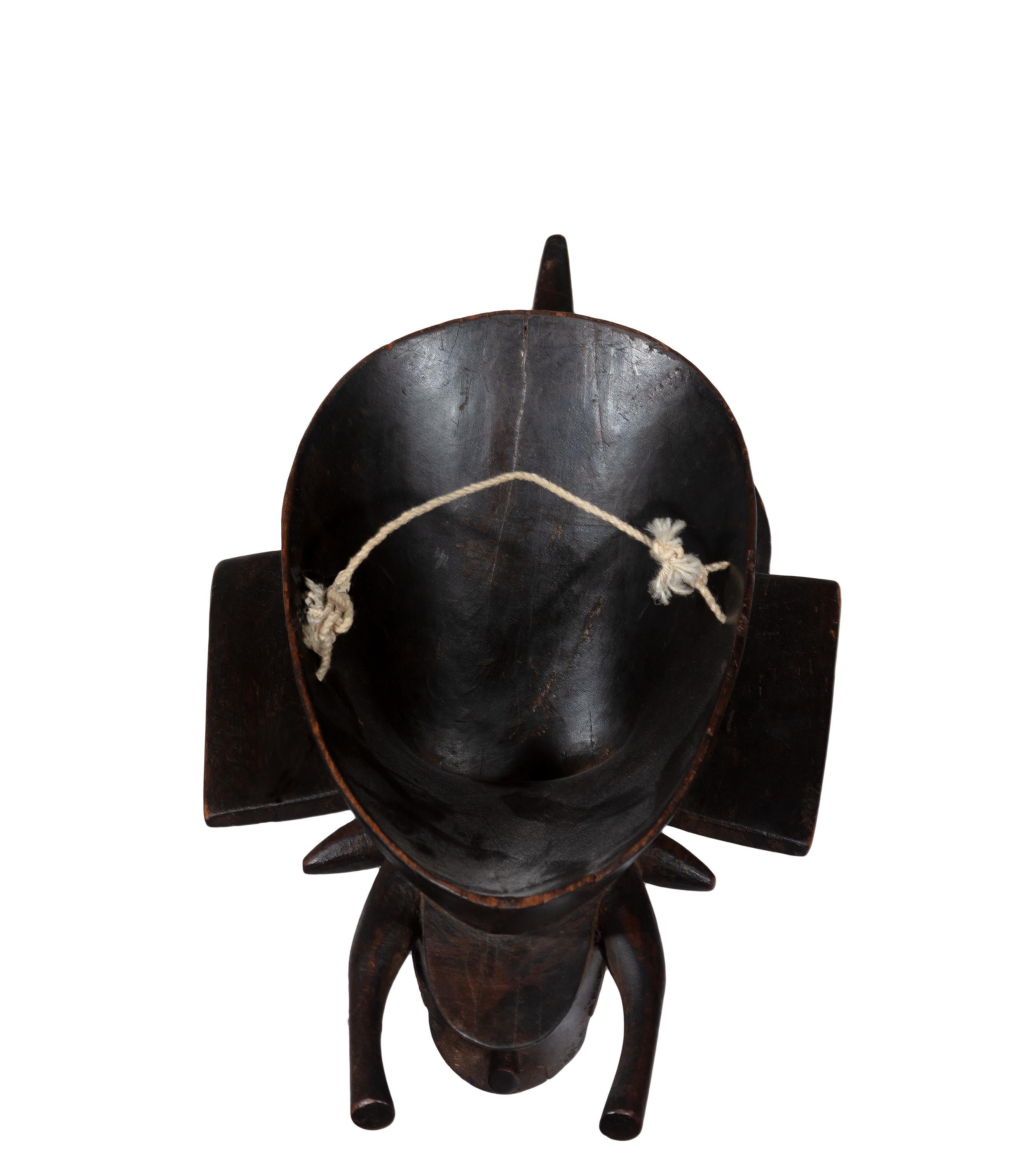 Questa maschera cerimoniale è stata creata da un artista Senufo sconosciuto della Costa d'Avorio. Raffigura un volto umano astratto con corna e altre sporgenze. Il Wood è scuro. 

Maschera da 13