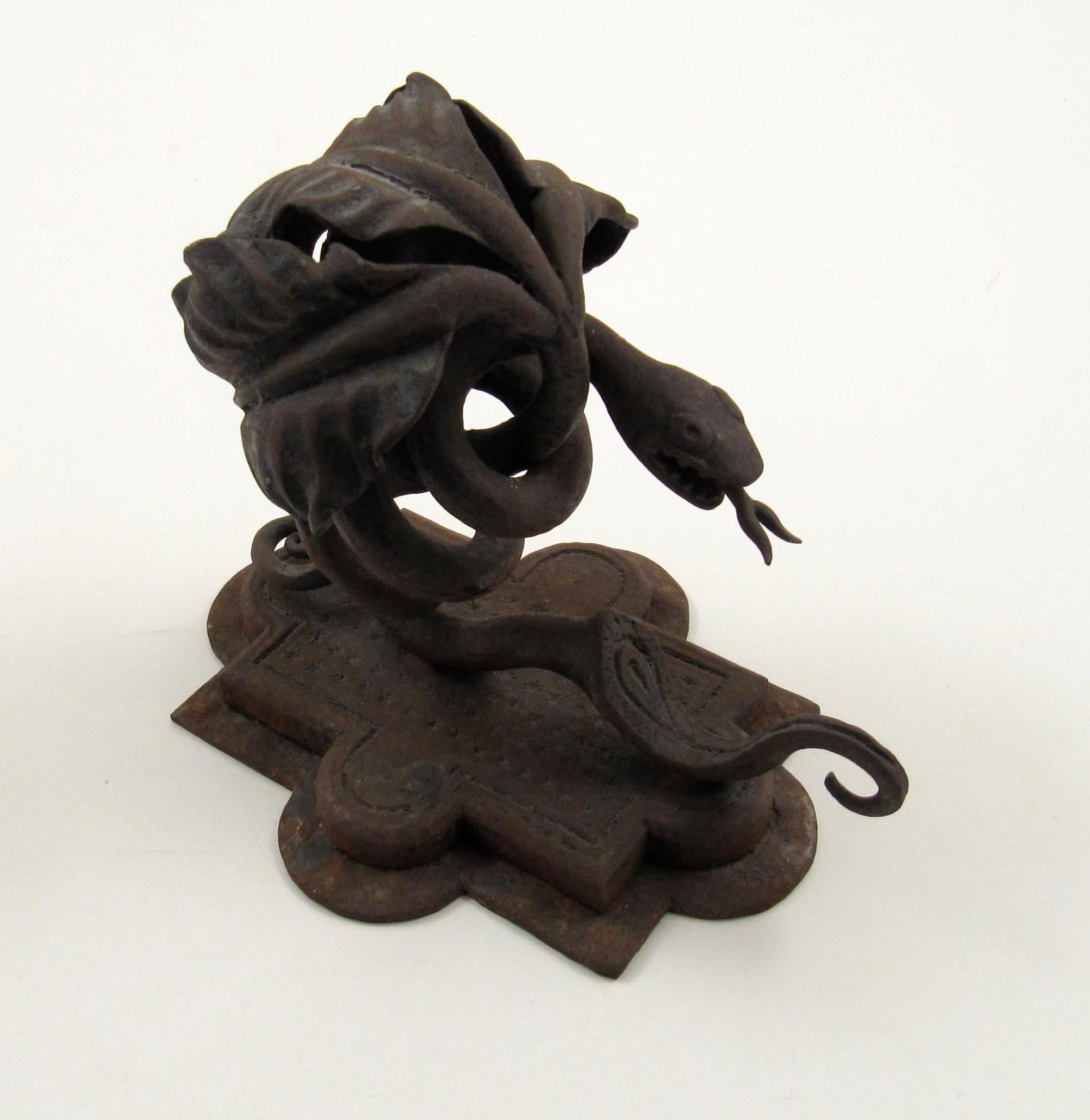 Figurative Sculpture Unknown - Sculpture symboliste en fer forgé 1890 / 1920 d'un serpent enroulé dans l'arbre