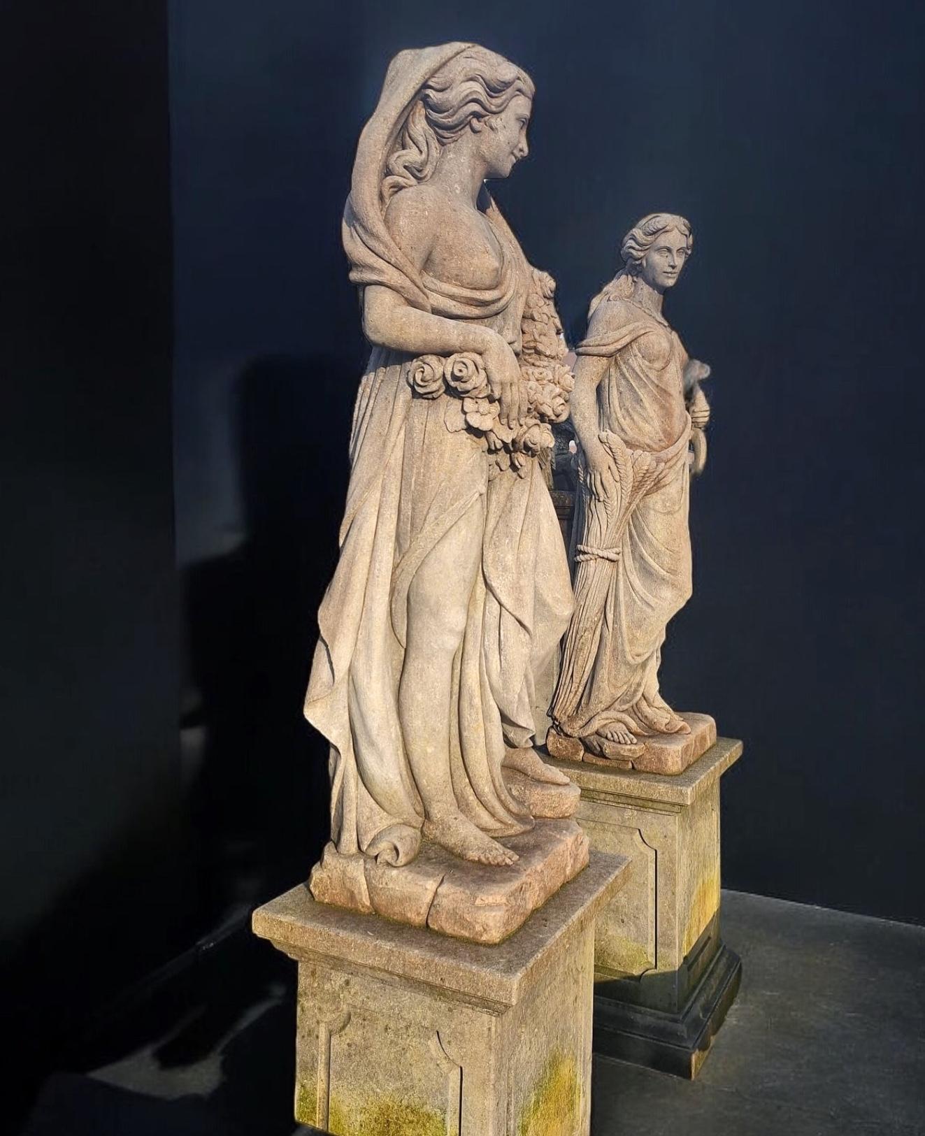 Conjunto de extraordinarias estatuas italianas de piedra que representan las Four Seasons en venta 5